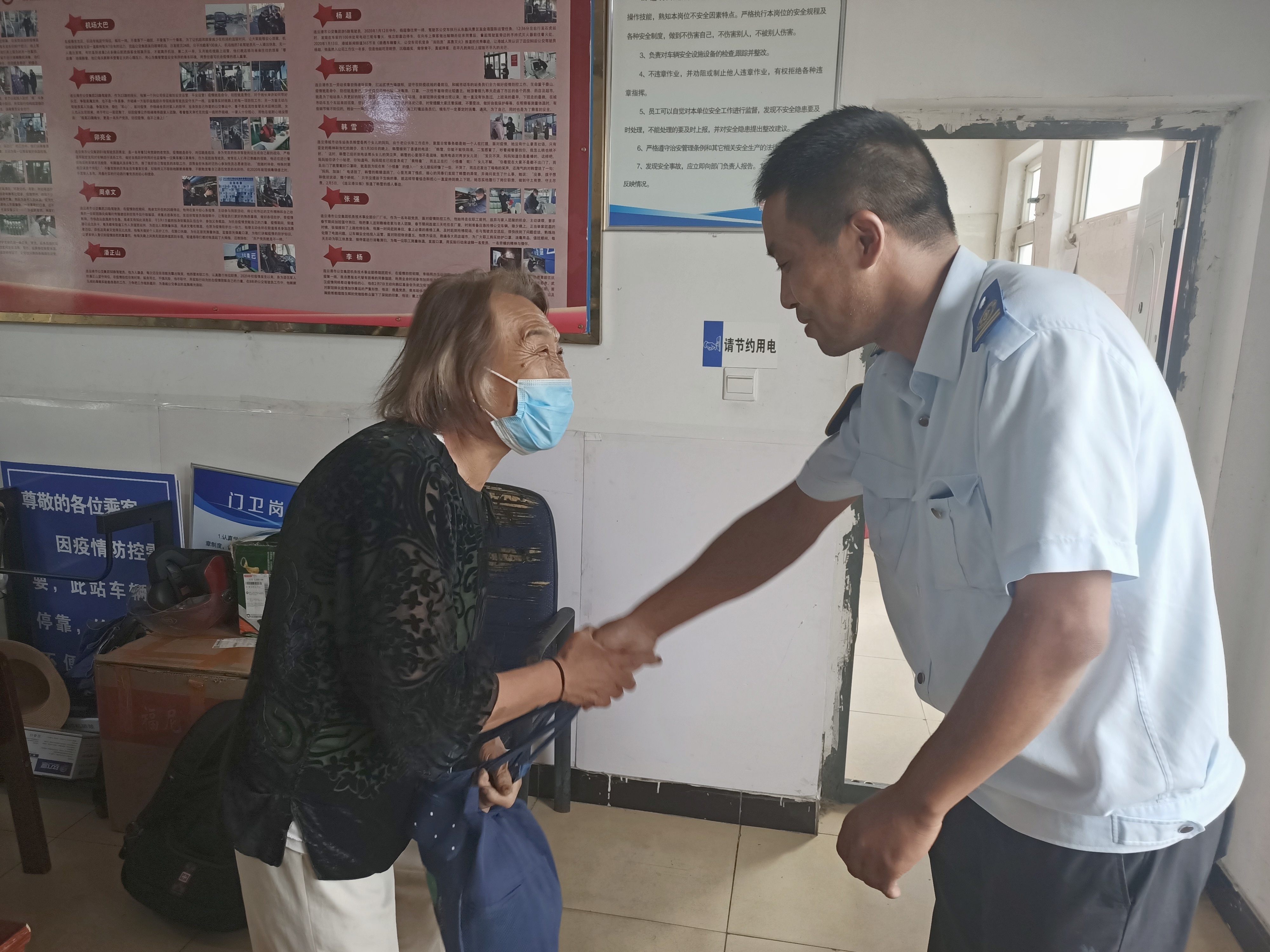 駕駛員拾金不昧、站務(wù)員熱情幫助獲乘客點(diǎn)贊