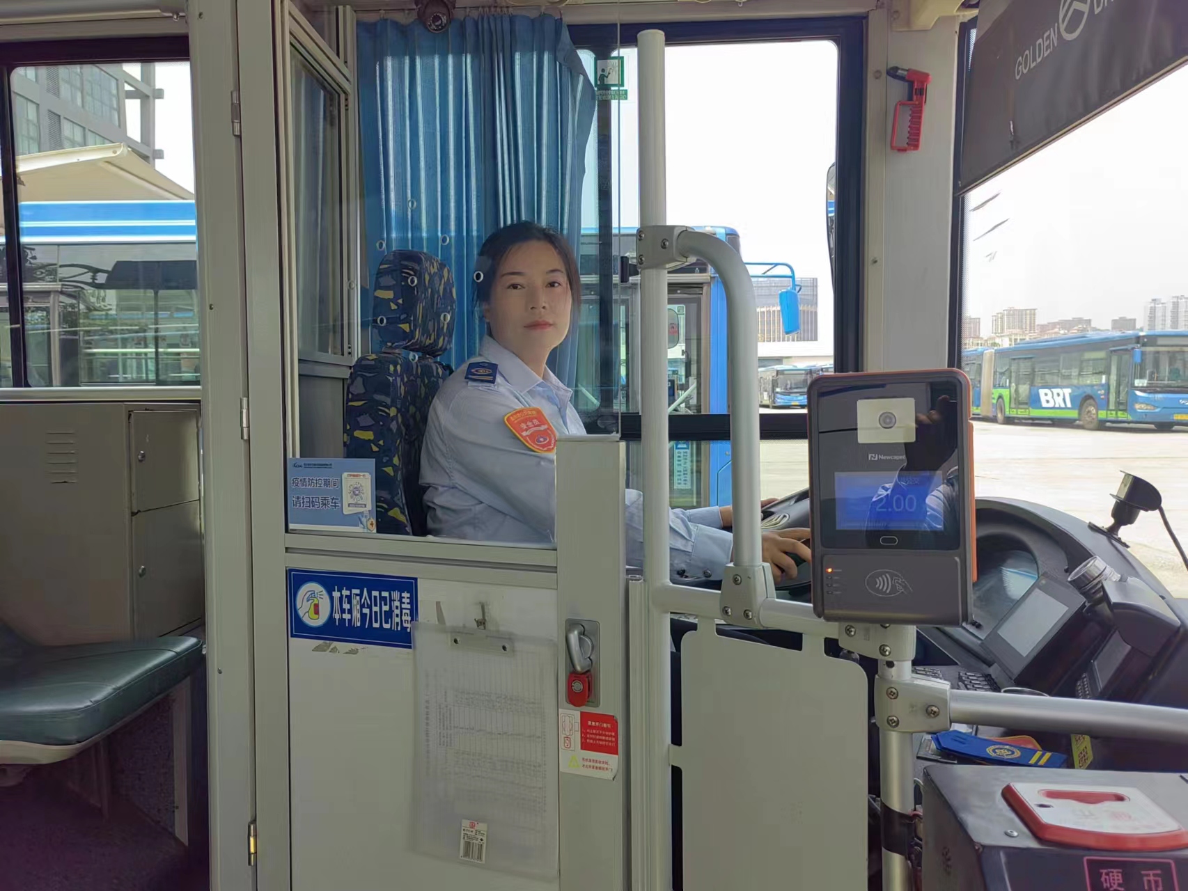 快速公交事業(yè)部B3線女駕駛員駕駛員傾力相助