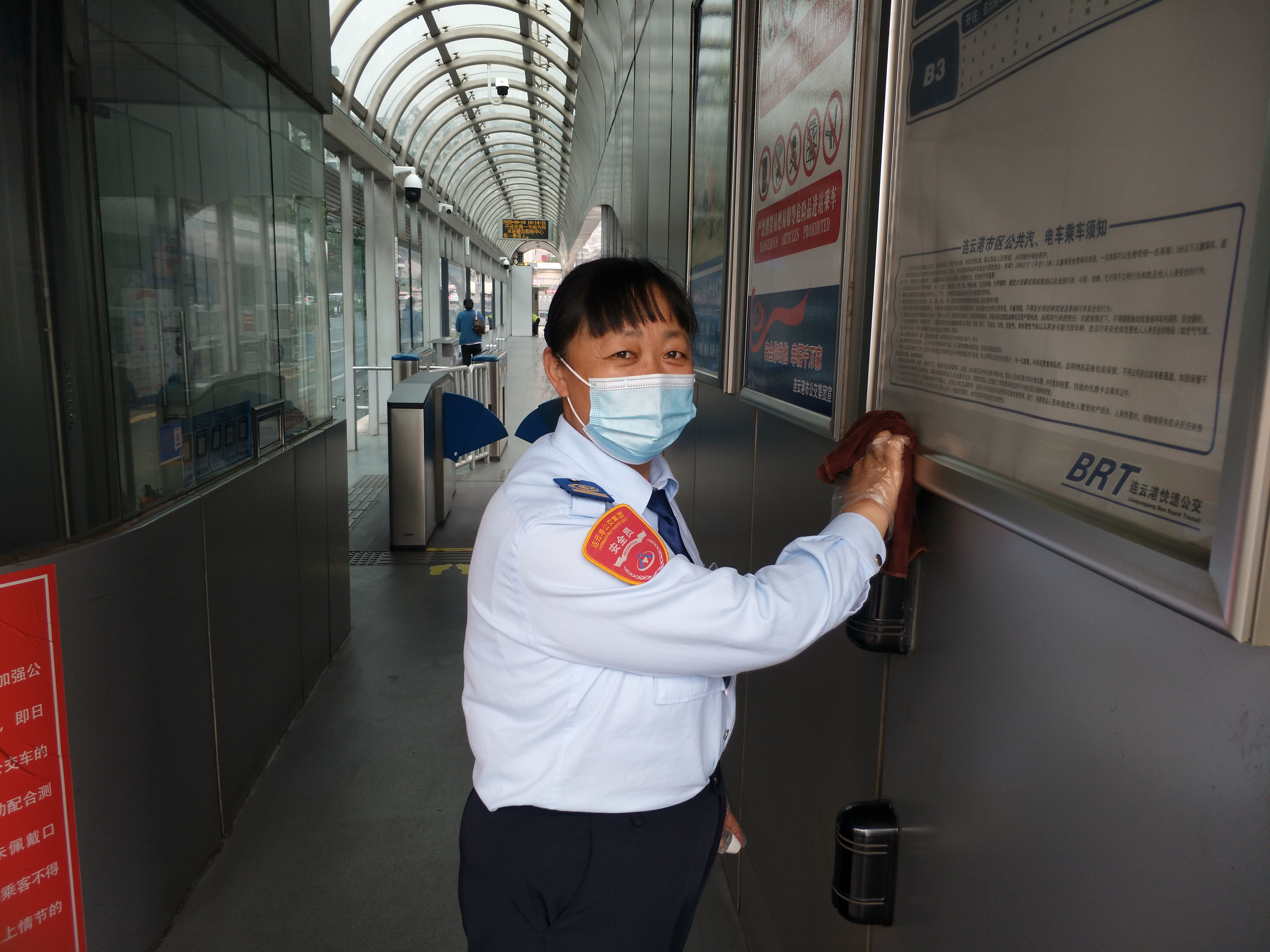 快速公交事業(yè)部站務(wù)員彭真紅幫助乘客找回丟失手機