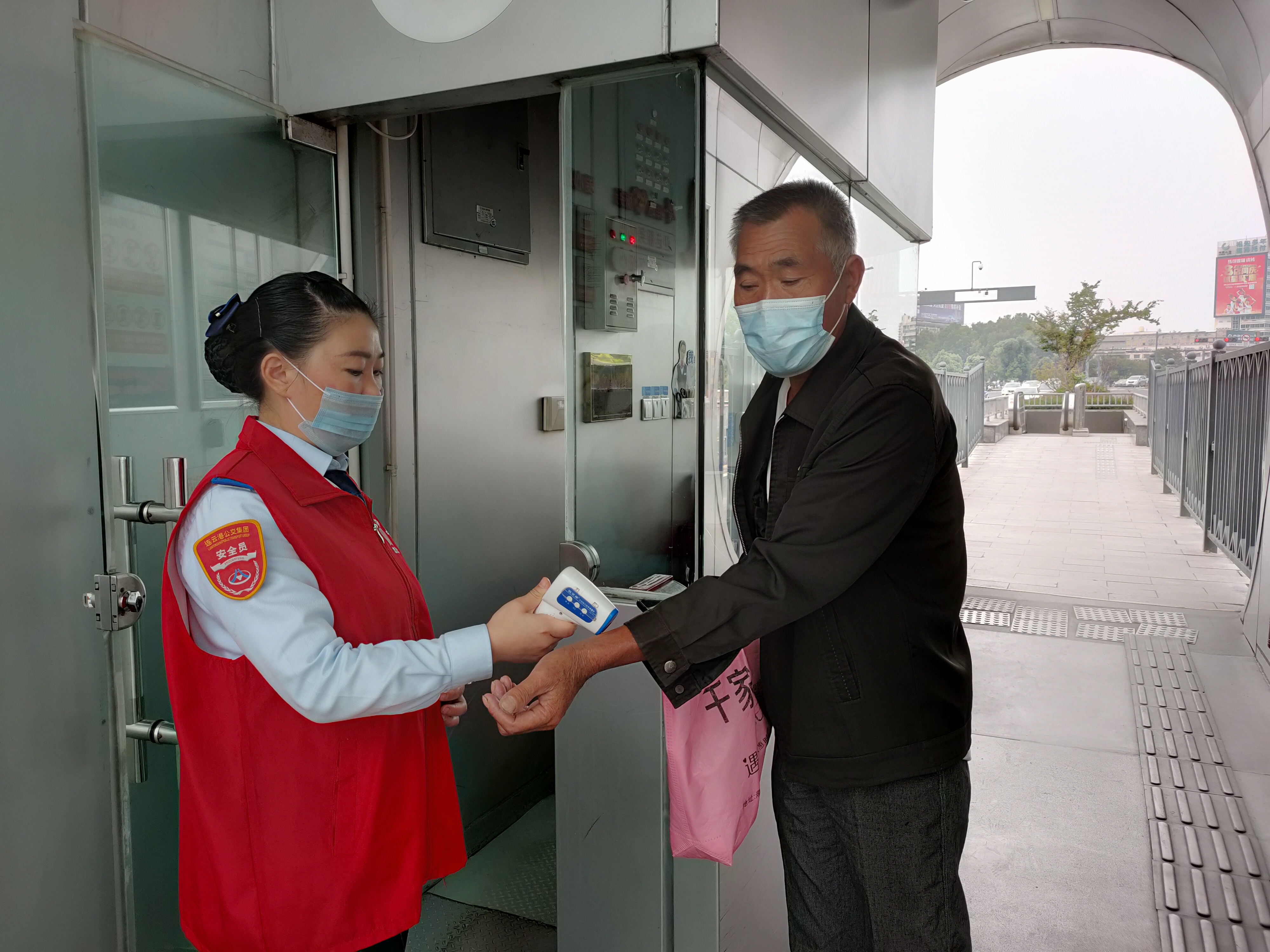 快速公交事業(yè)部站務(wù)員孫楠幫助乘客找到丟失的手機，乘客贈送奶茶表示感謝