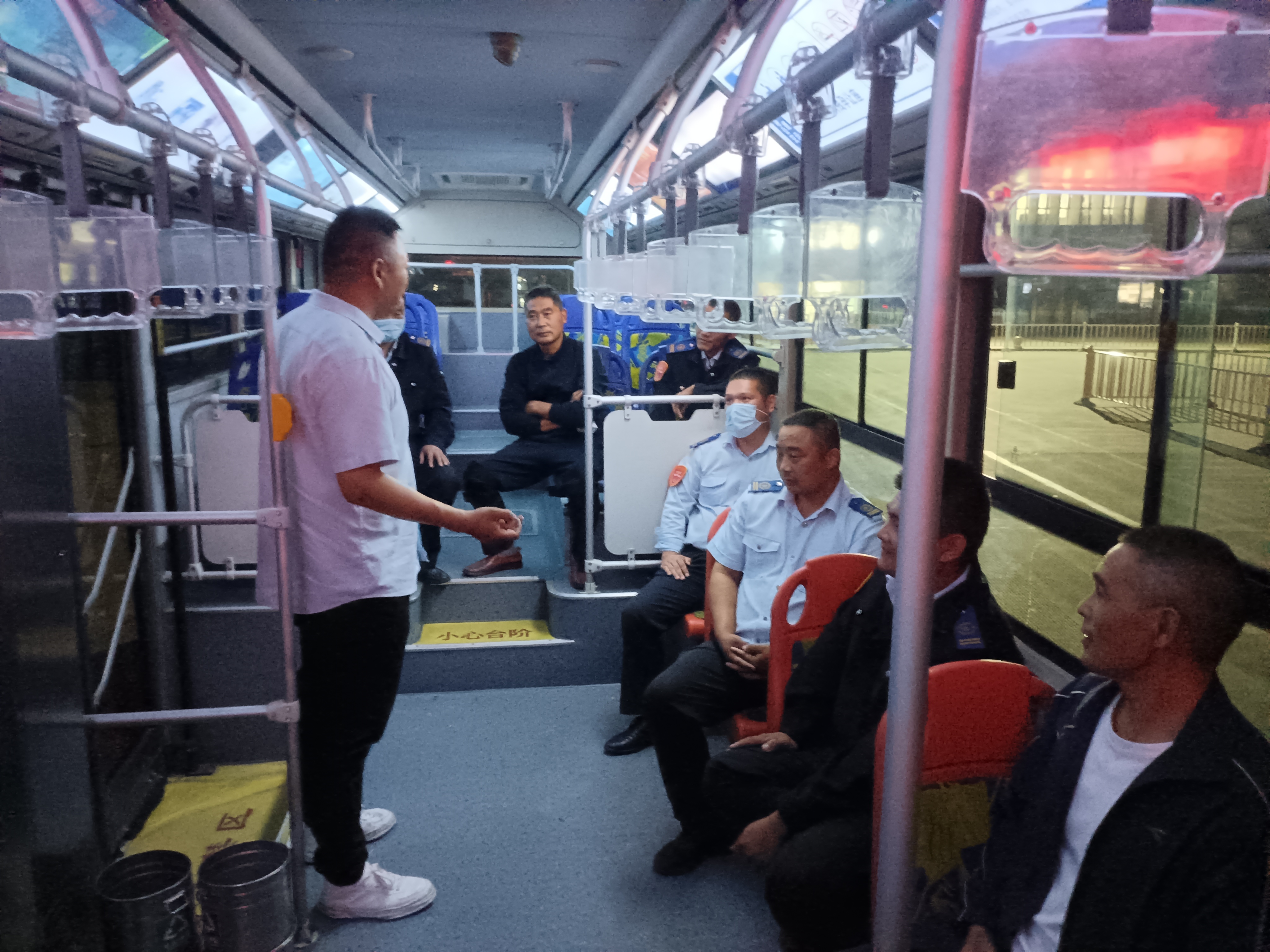 公交集團(tuán)公交事業(yè)二部開展國慶節(jié)前場站夜間專項(xiàng)檢查
