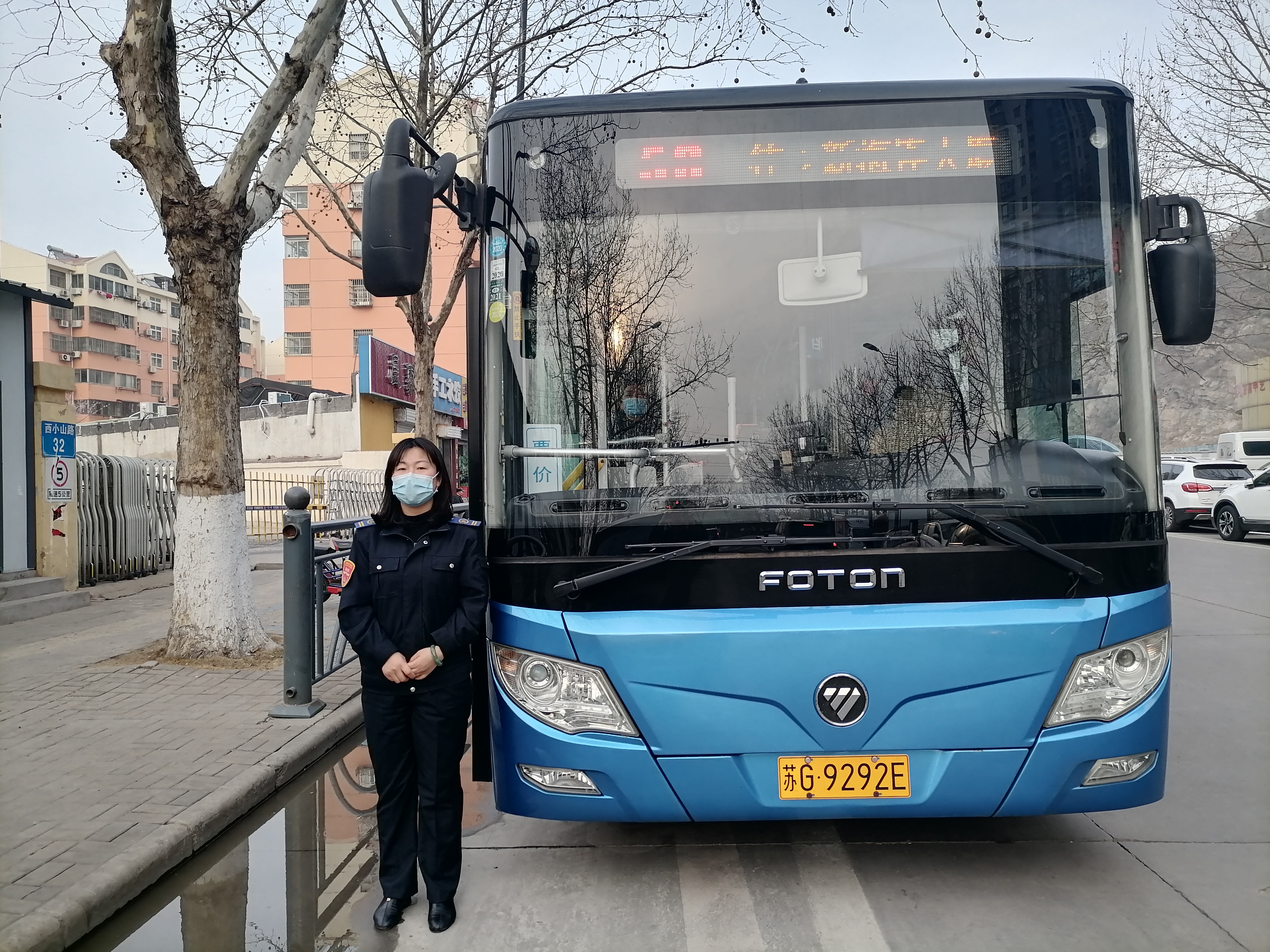 公交集團公交事業(yè)二部58路駕駛員王嫦娥及時歸還乘客丟失的手機