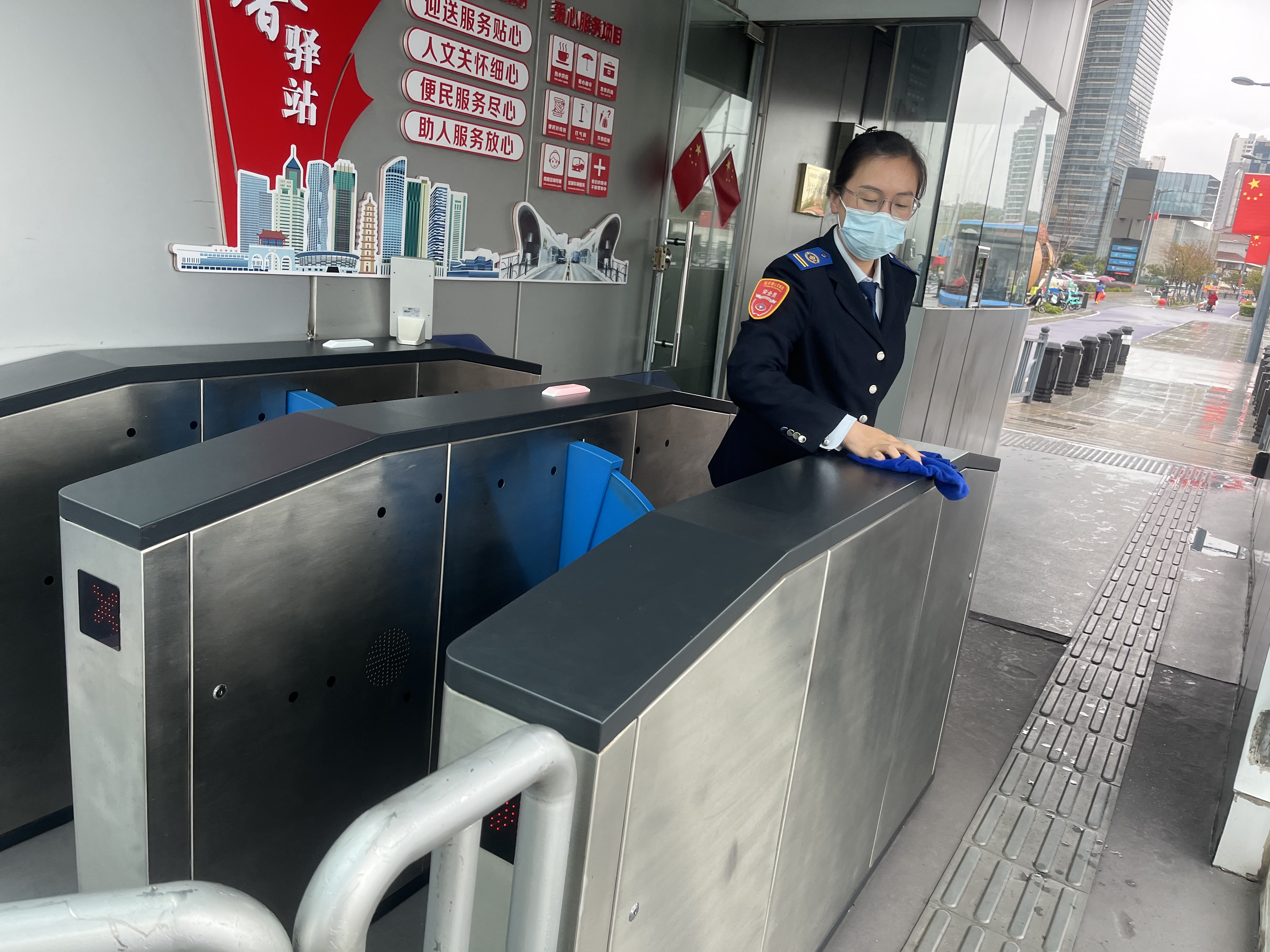 站務(wù)員江黛拾金不昧獲點贊