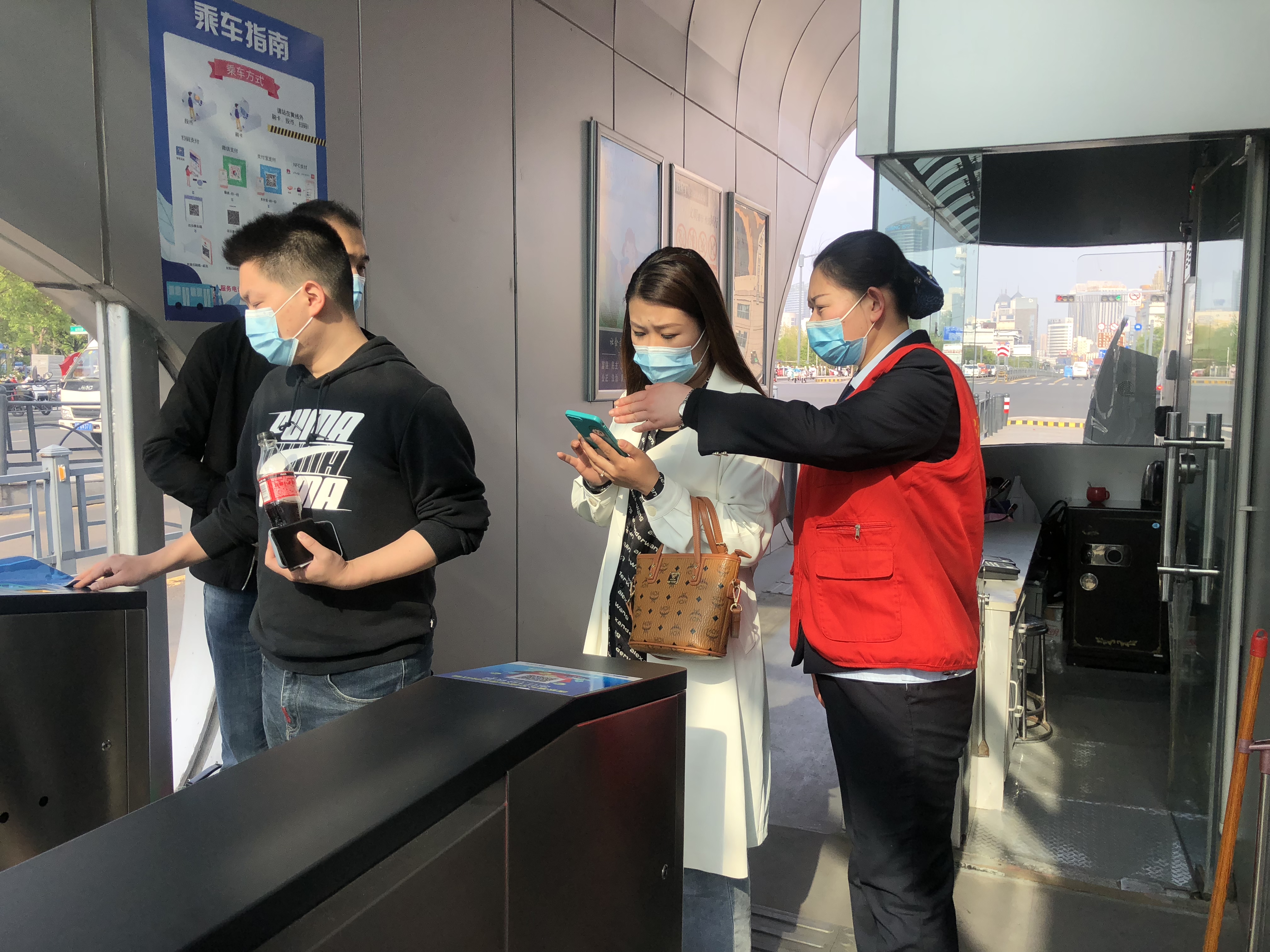 快速公交事業(yè)部站務(wù)員張議丹、曹興鑫幫助乘客找回丟失校服獲感謝