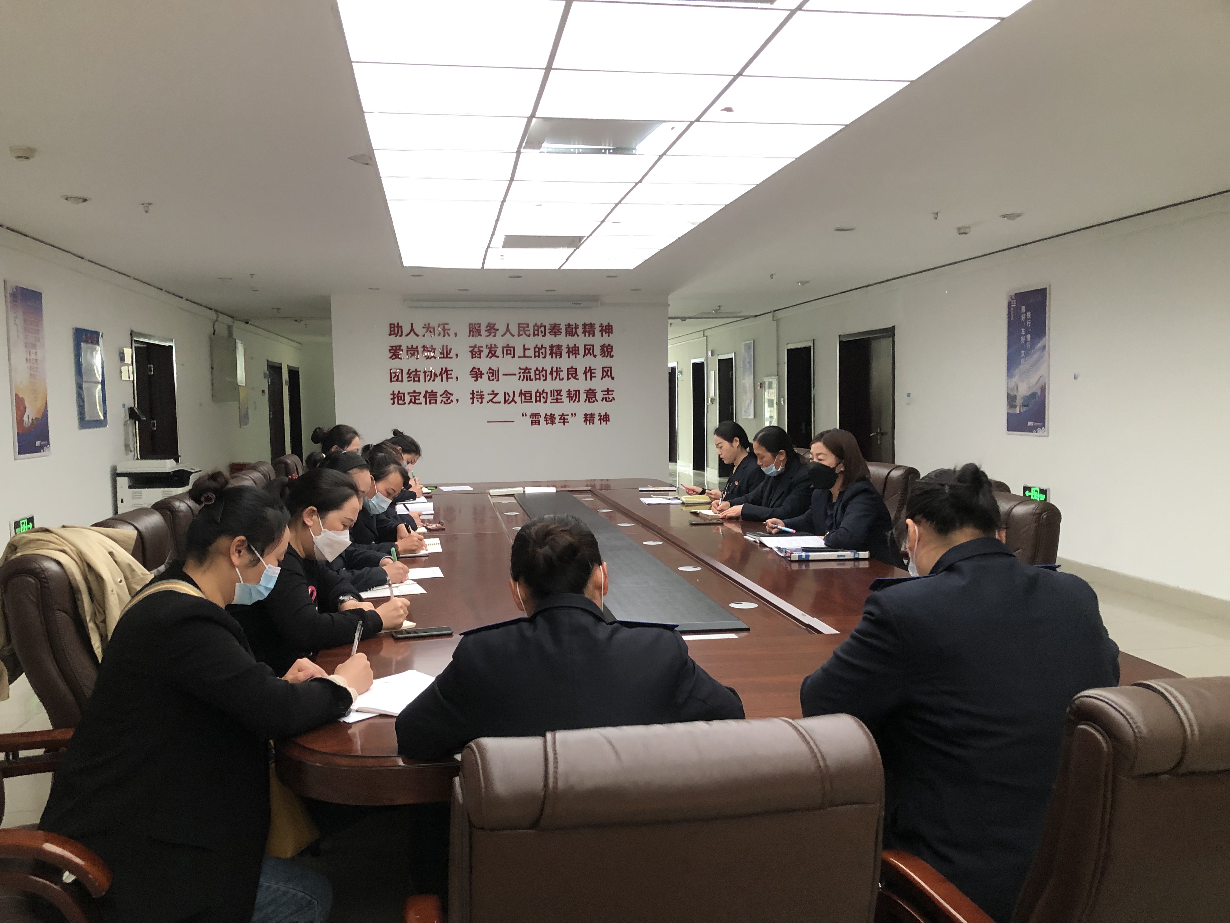 公交集團快速公交事業(yè)部召開站務(wù)班組長會議