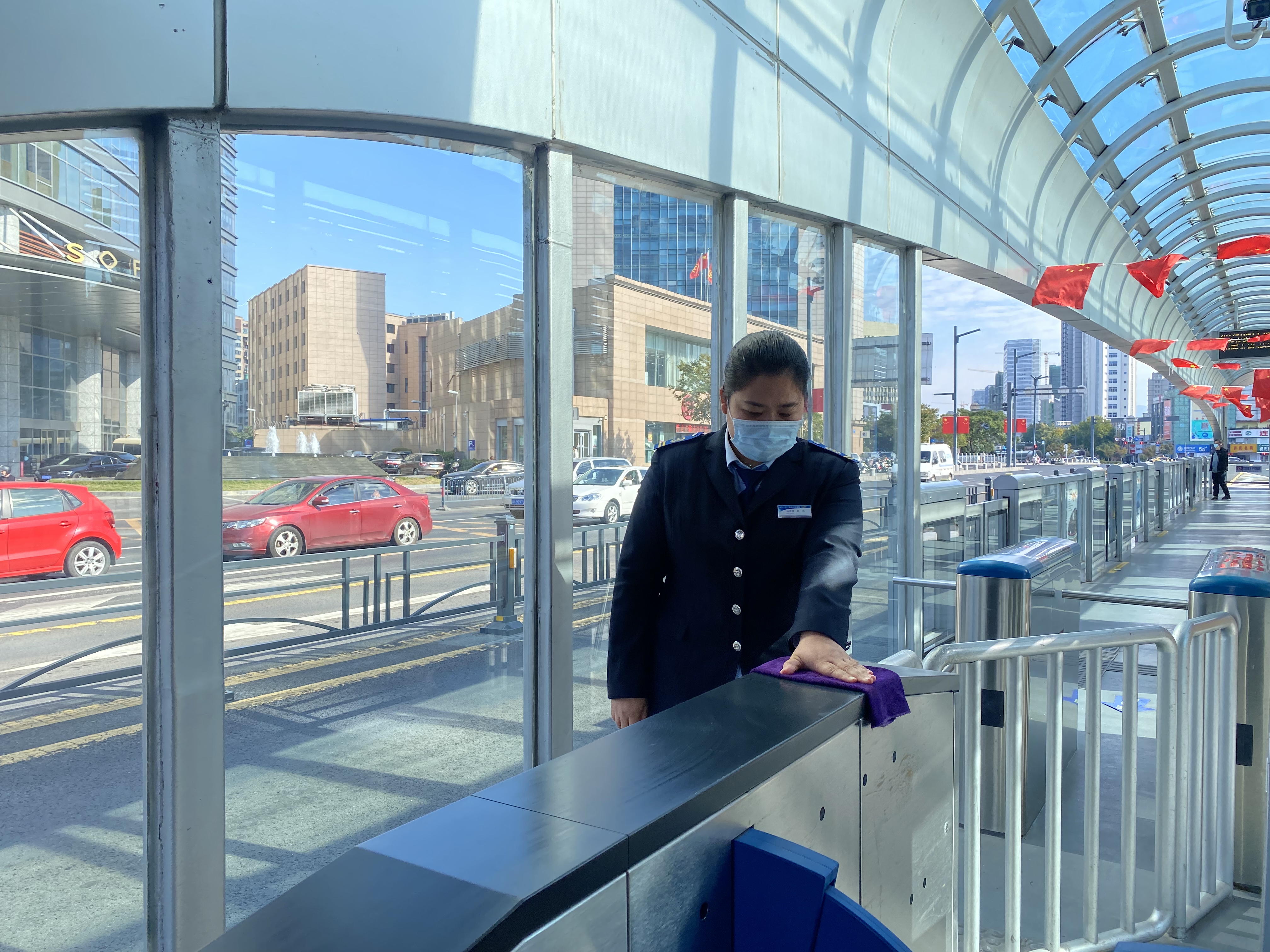 快速公交事業(yè)部站務(wù)員聯(lián)手幫助乘客找回丟失的手機(jī)獲表揚(yáng)