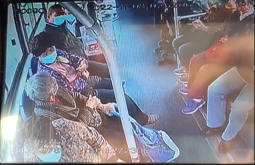 公交集團(tuán)公交事業(yè)一部15路駕駛員 熱情服務(wù)受稱贊 老年乘客車內(nèi)頌詩(shī)表?yè)P(yáng)