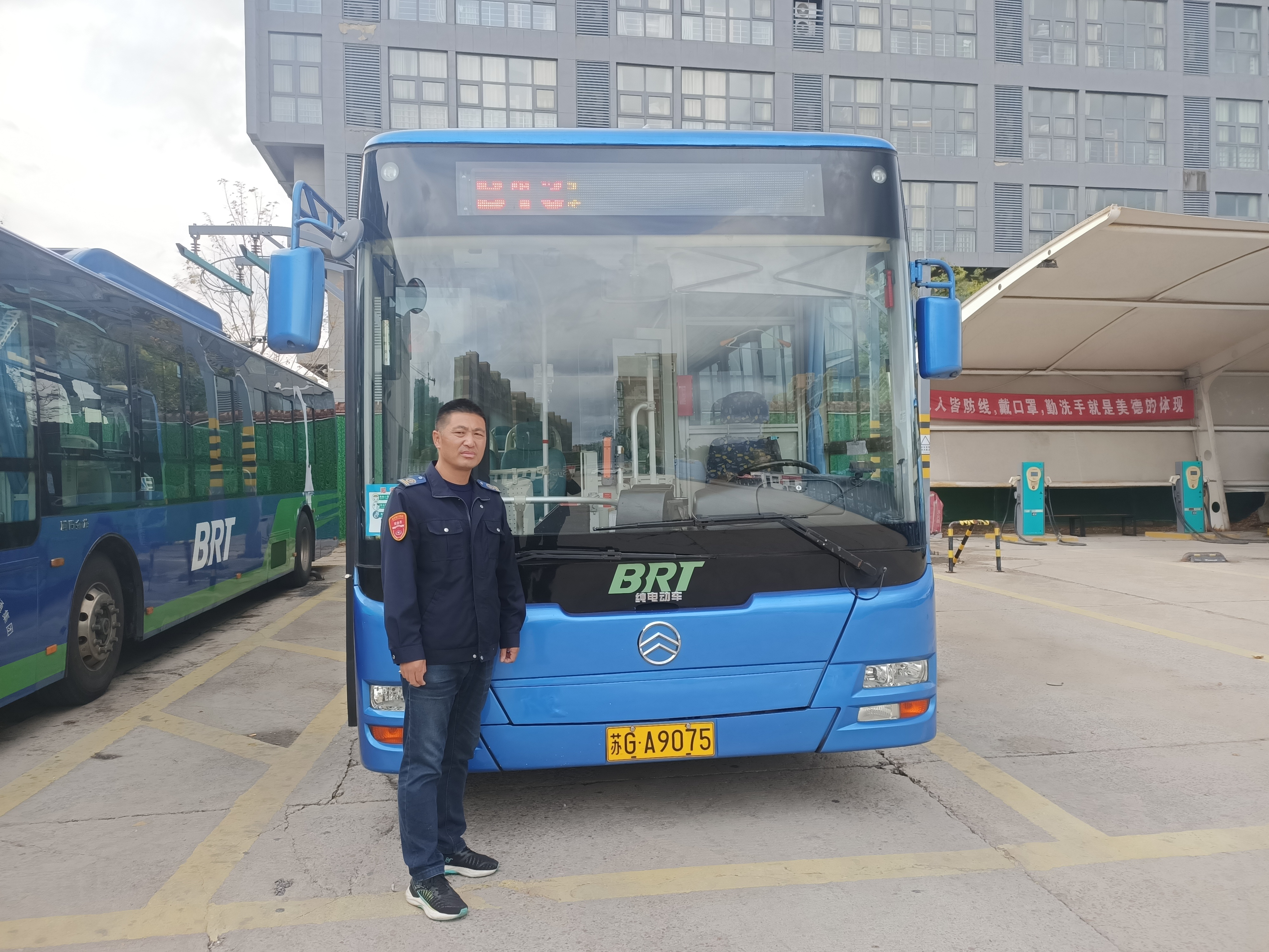 快速公交事業(yè)部B13線駕駛員馬彬彬、龔本軍 撿手機(jī)歸還乘客獲感謝