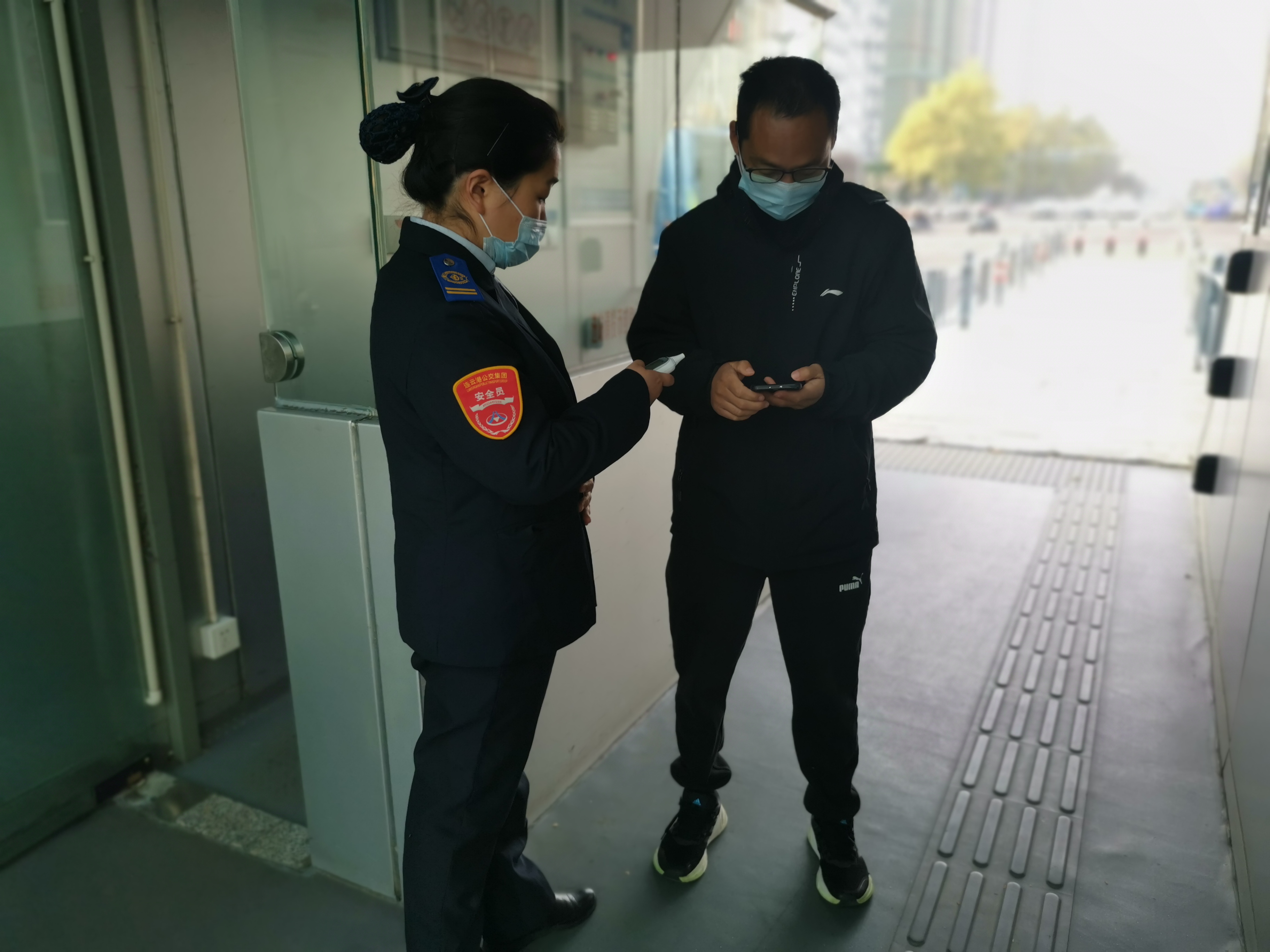 快速公交事業(yè)部站務(wù)員聯(lián)手幫助乘客找到丟失的手機(jī)