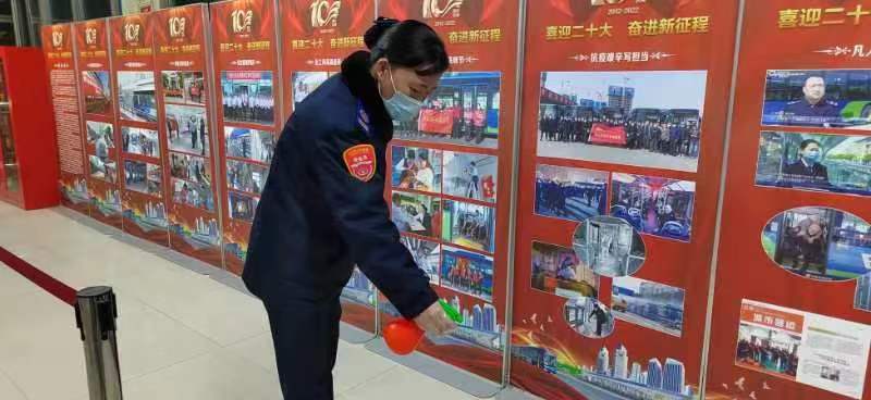 快速公交事業(yè)部站務(wù)員李迎榮幫助乘客找到丟失的包獲夸贊