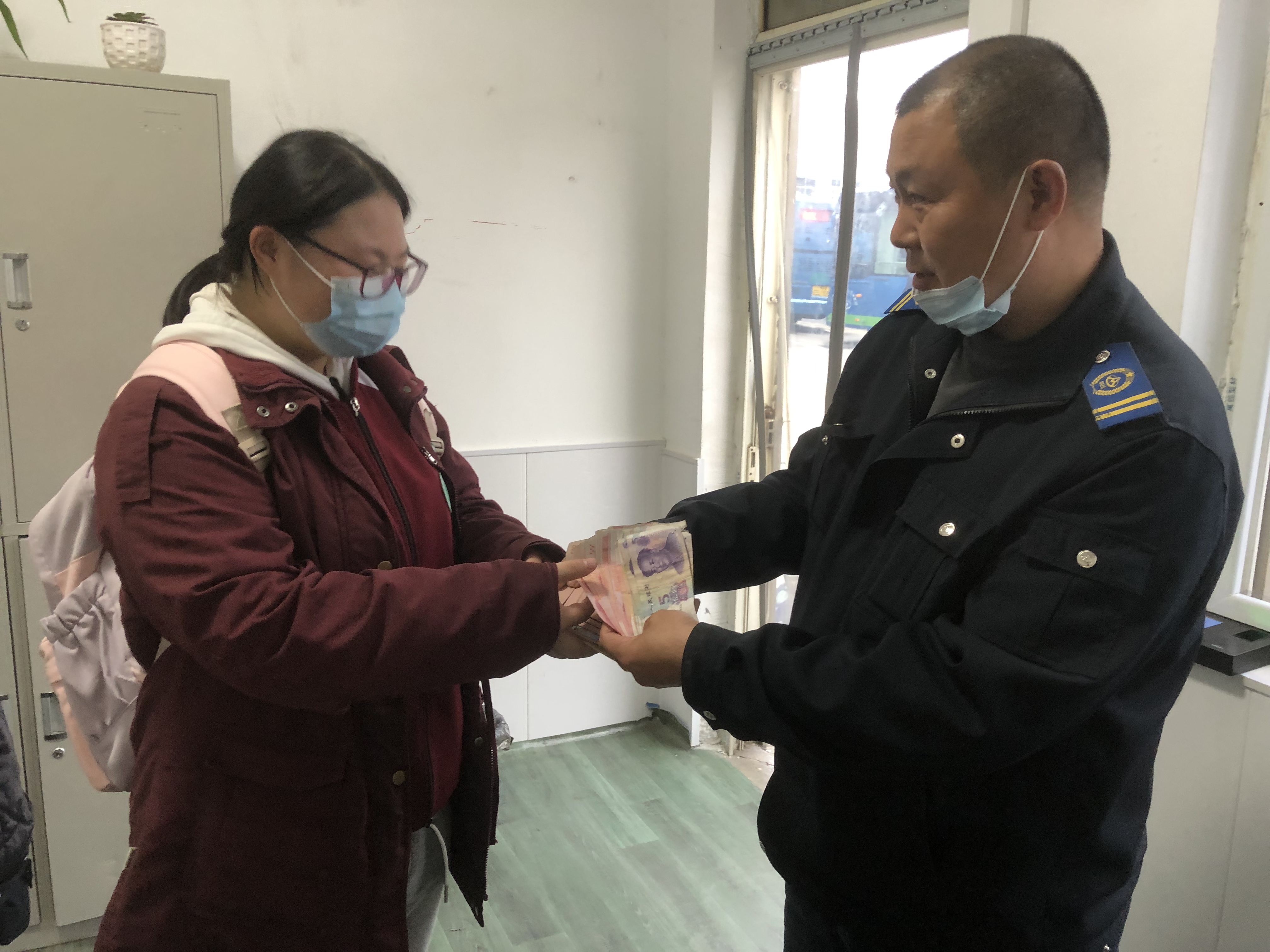 快速公交事業(yè)部駕駛員劉文龍、葛仲亞撿手機(jī)歸還乘客獲感謝