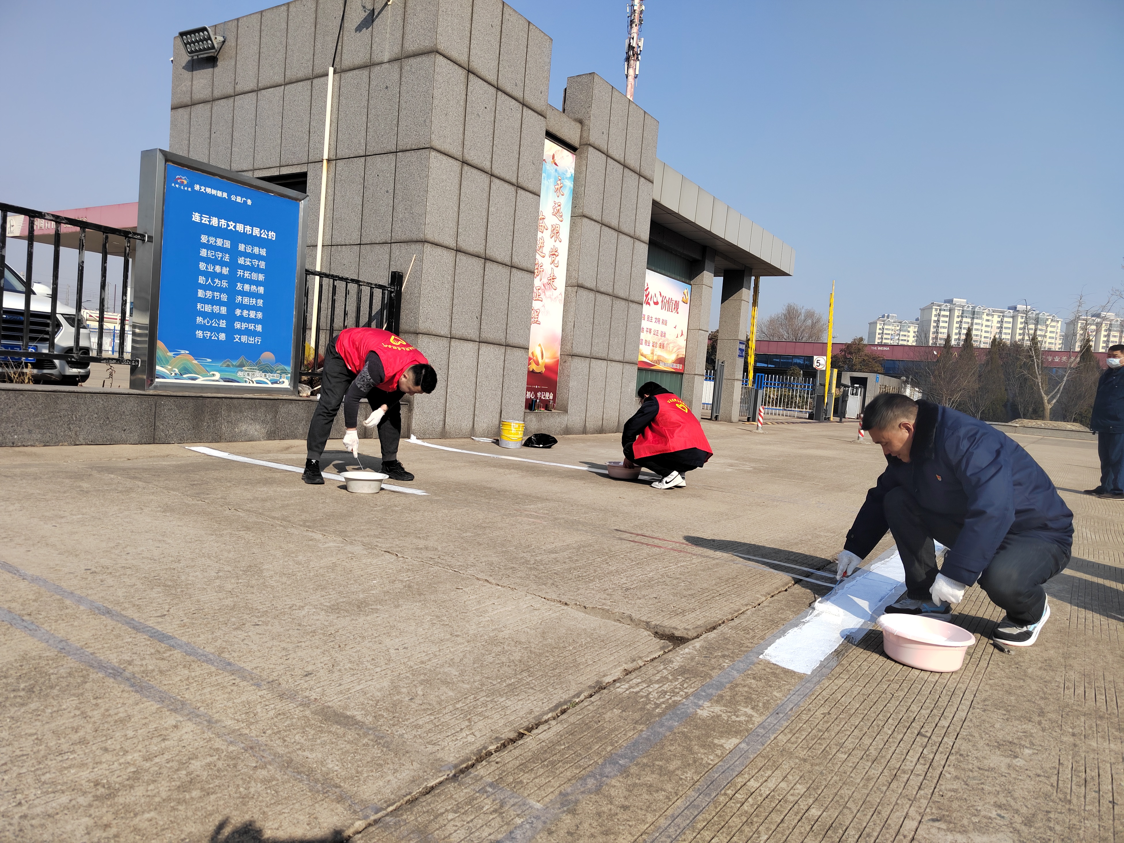 公交集團(tuán)公交事業(yè)二部組織開展場(chǎng)站 停車位劃線志愿服務(wù)活動(dòng)