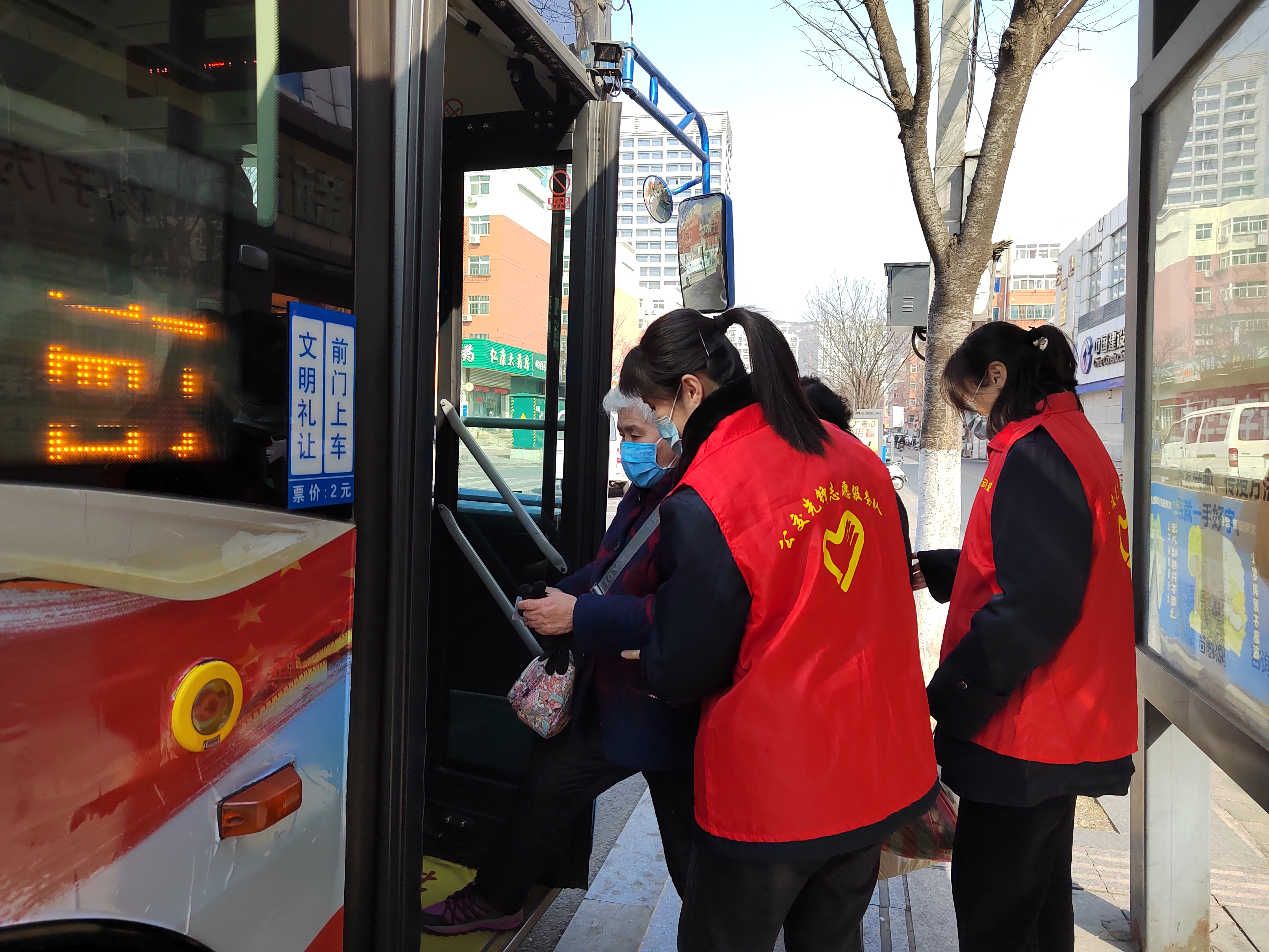 公交集團(tuán)公交事業(yè)二部開展學(xué)雷鋒志愿活動(dòng)