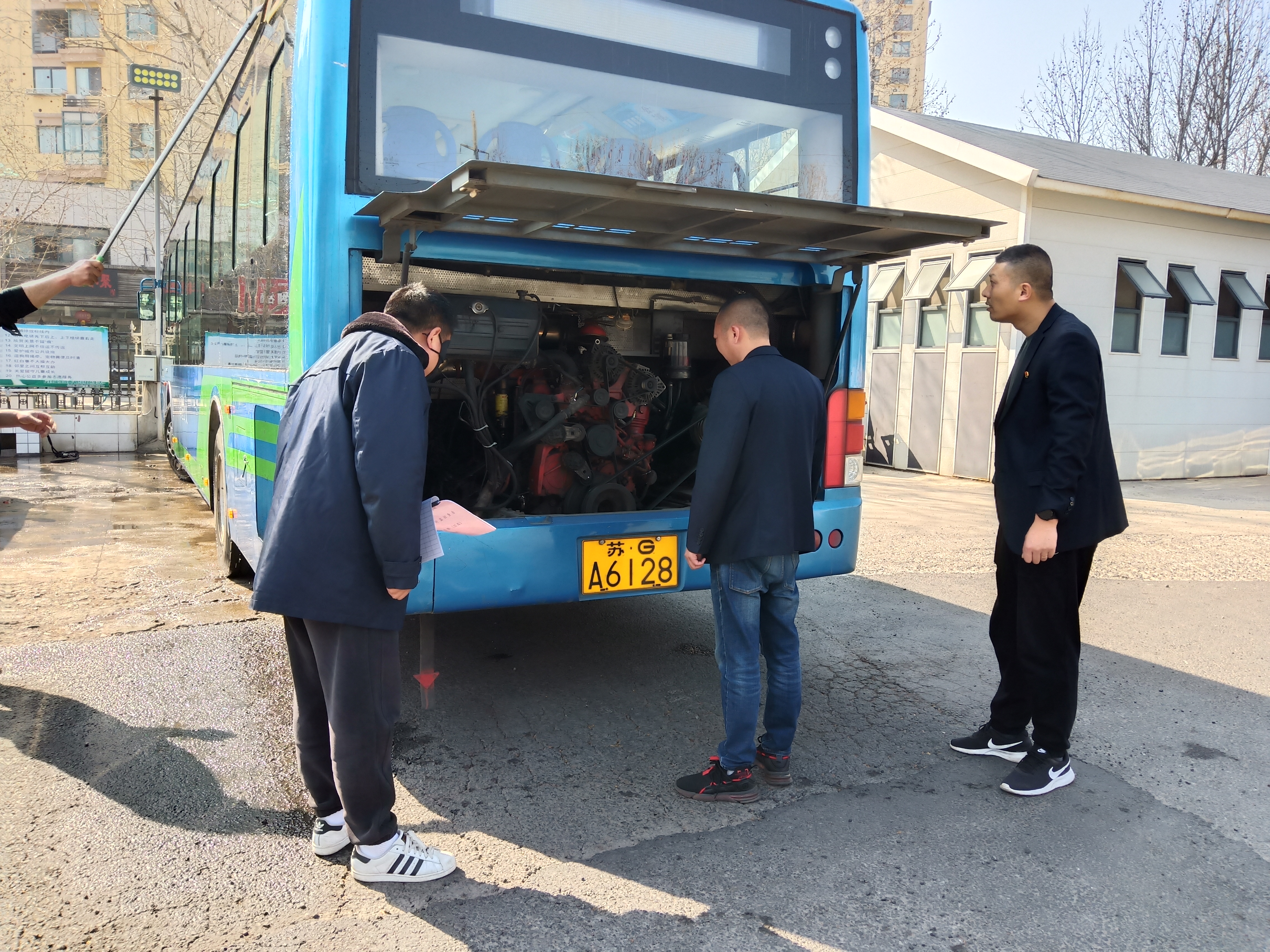 公交集團(tuán)公交事業(yè)二部開展“兩會”及“風(fēng)險管控隱患排查月”安全專項(xiàng)檢查