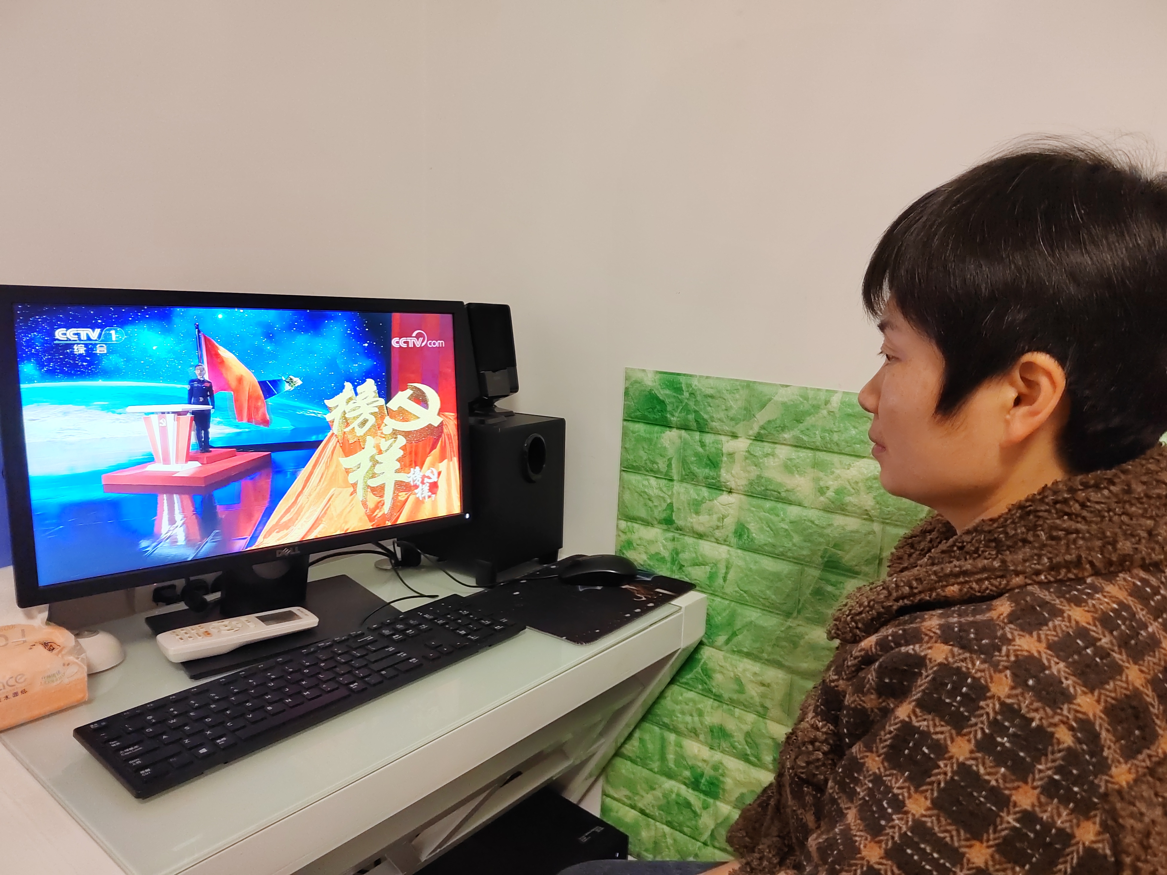 公交集團(tuán)公交事業(yè)二部組織黨員觀看 《榜樣7》