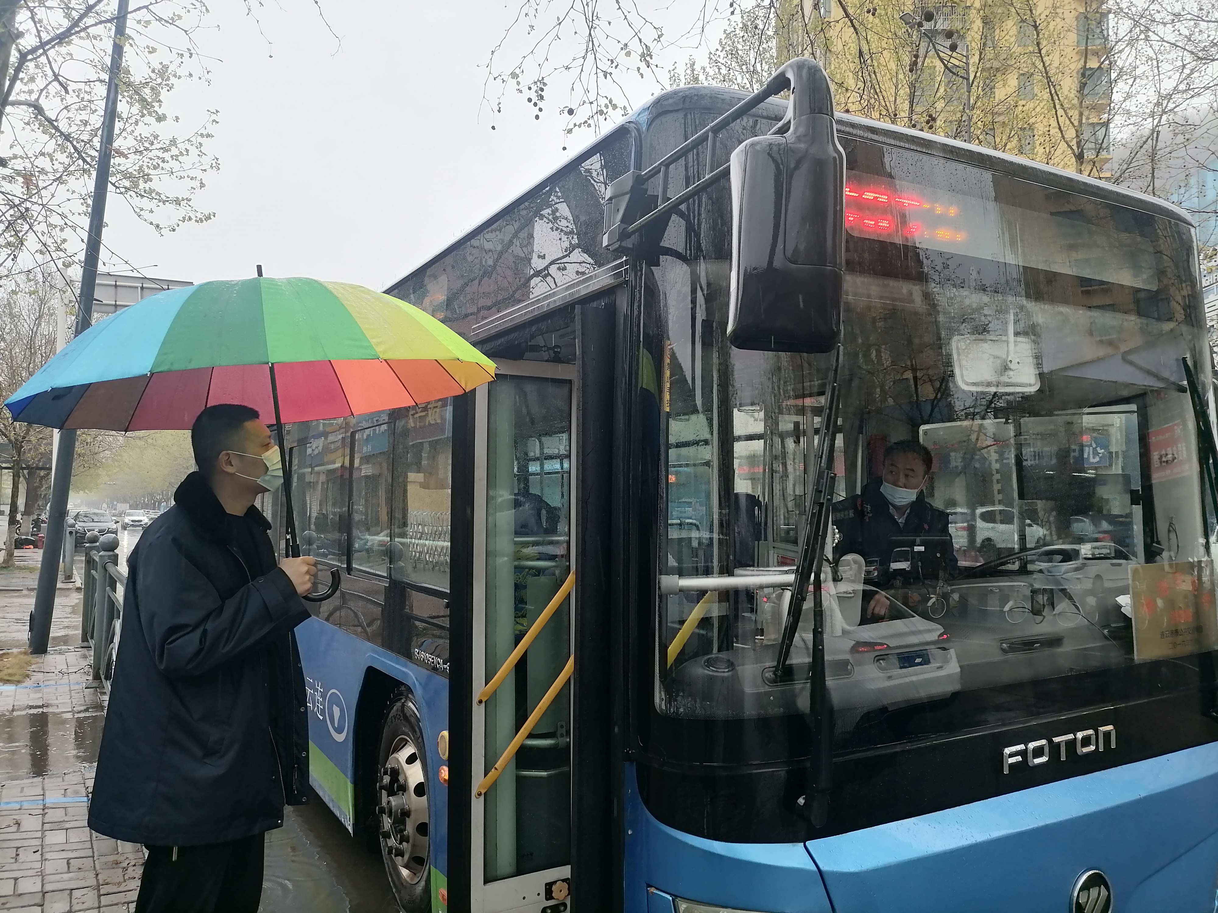 公交集團公交事業(yè)二部積極應當大風大雨惡劣天氣