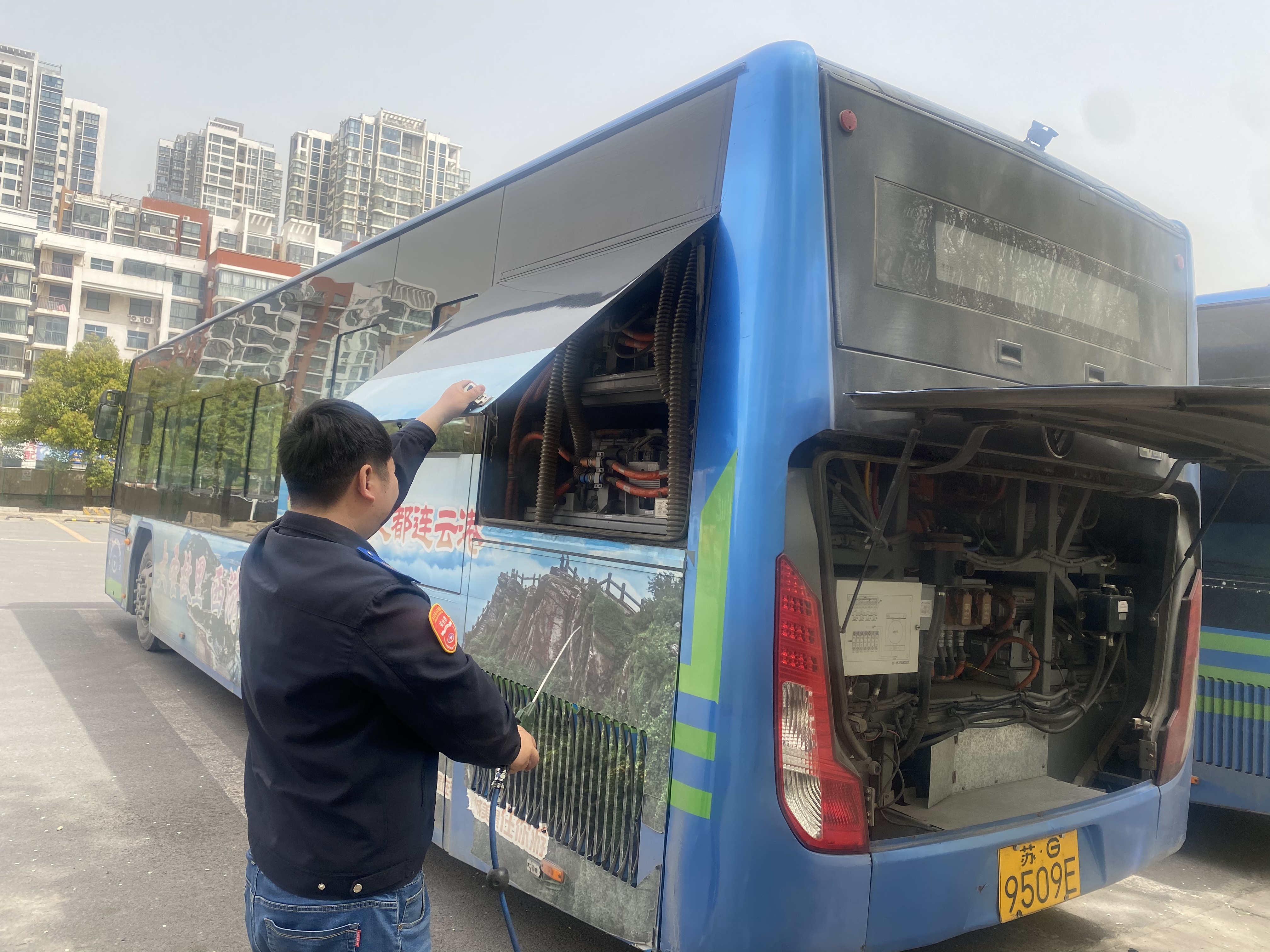 公交集團公交事業(yè)二部開展電池艙楊柳絮及揚塵清理工作