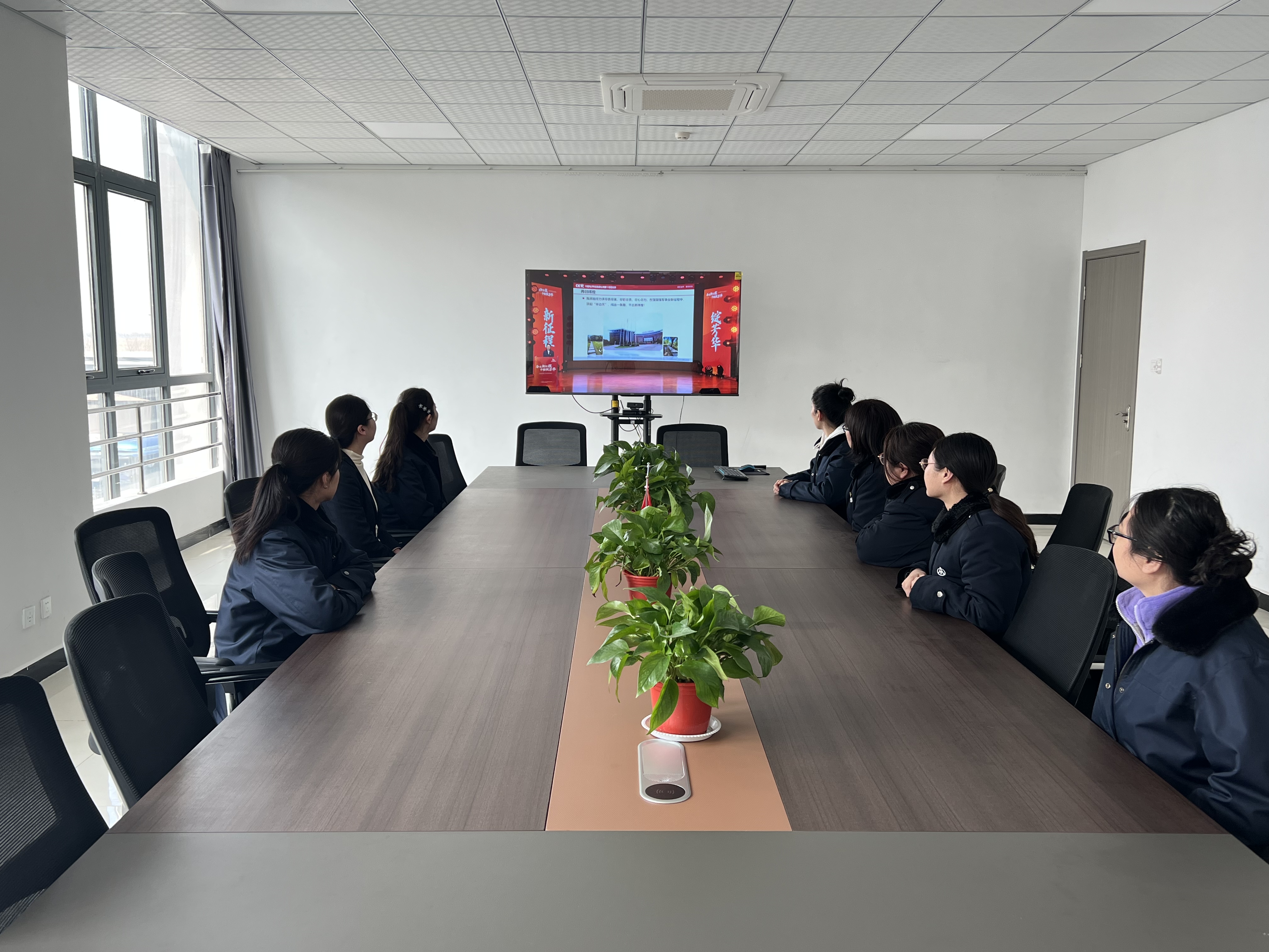 經(jīng)營(yíng)發(fā)展事業(yè)部組織女職工觀看巾幗勞模工匠宣講專題片