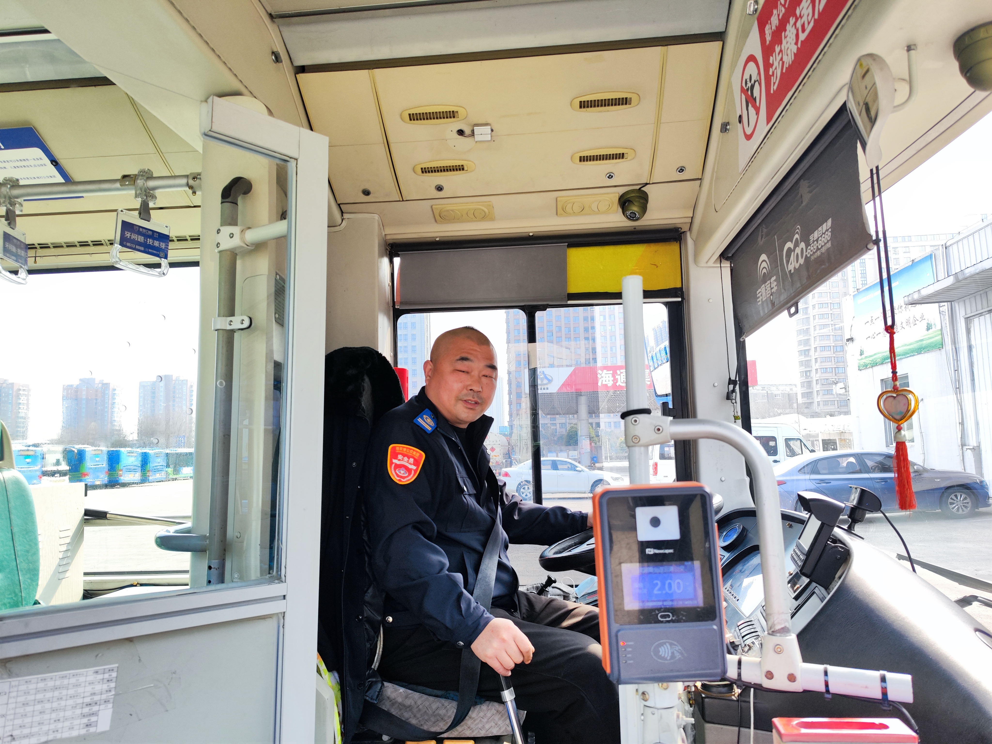 快速公交事業(yè)部B12線駕駛員 姚偉奮勇救火，彰顯社會正能量