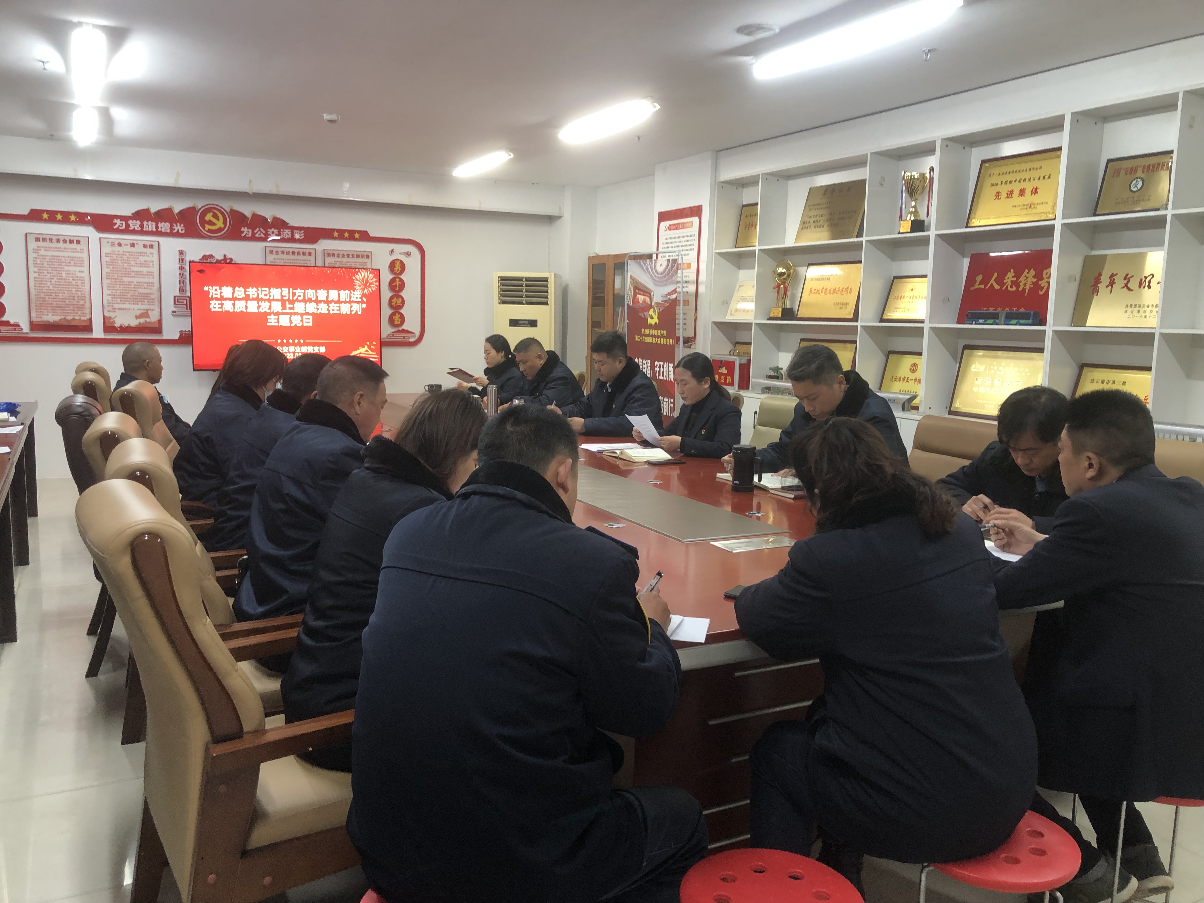 快速公交事業(yè)部黨支部開展“沿著總書記指引方向奮勇前進(jìn)、在高質(zhì)量發(fā)展上繼續(xù)走在前列”主題黨日活動(dòng)