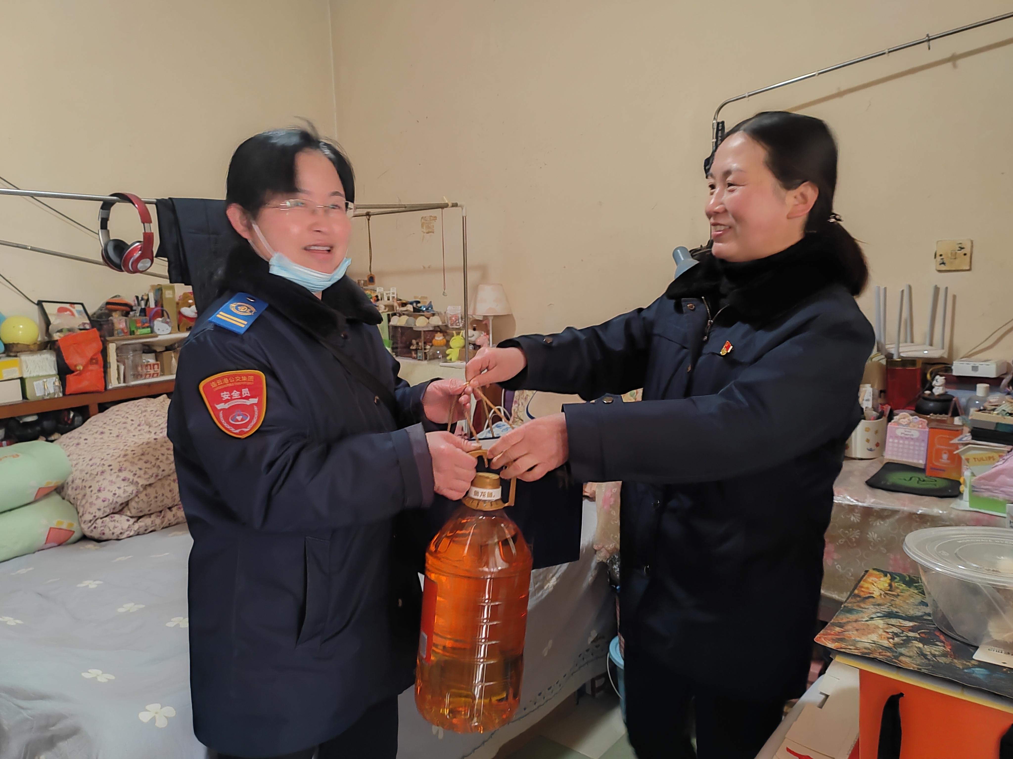 快速公交事業(yè)部慰問困難女職工