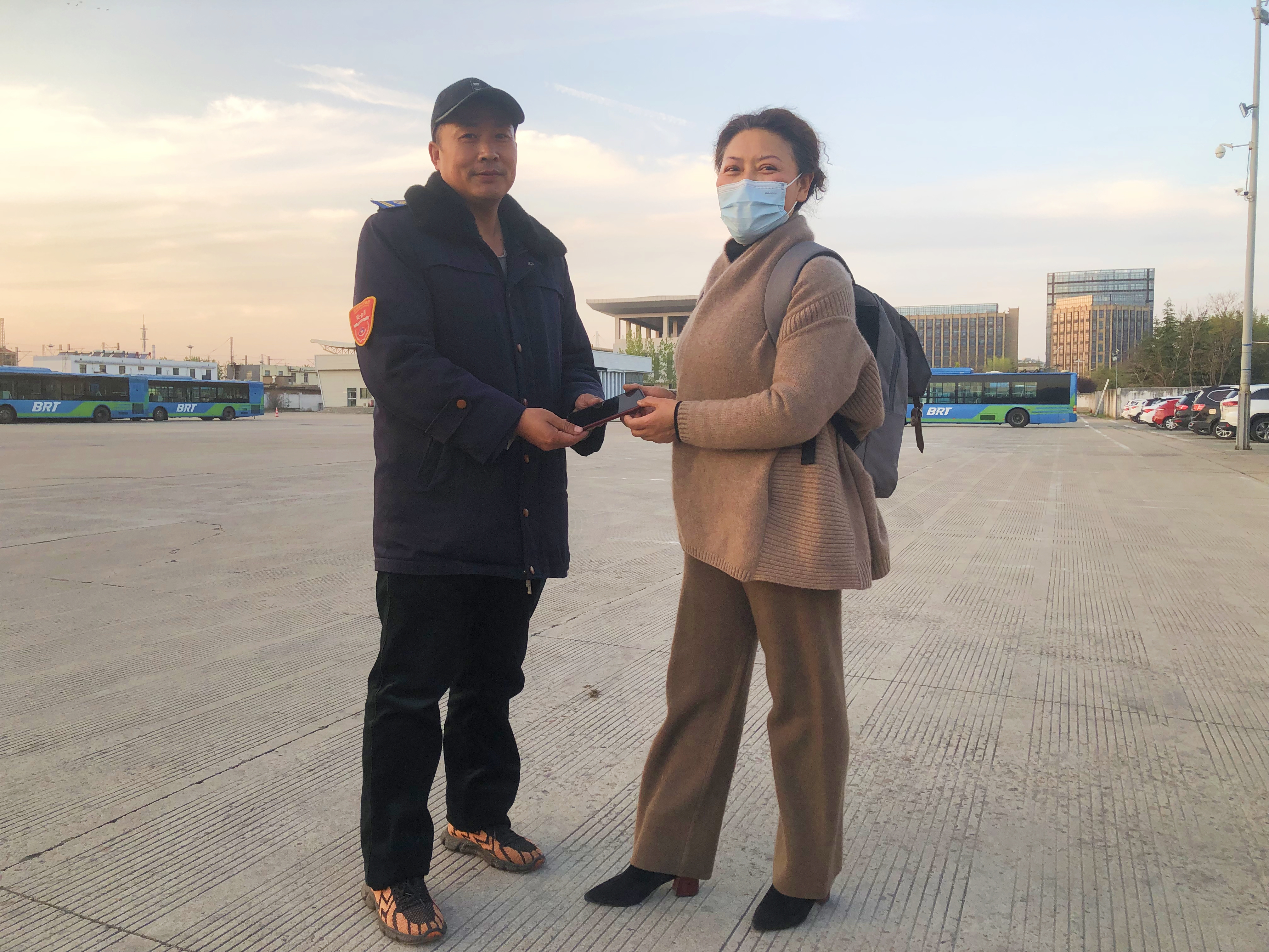 BRT駕駛員撿手機(jī)歸還乘客獲感謝