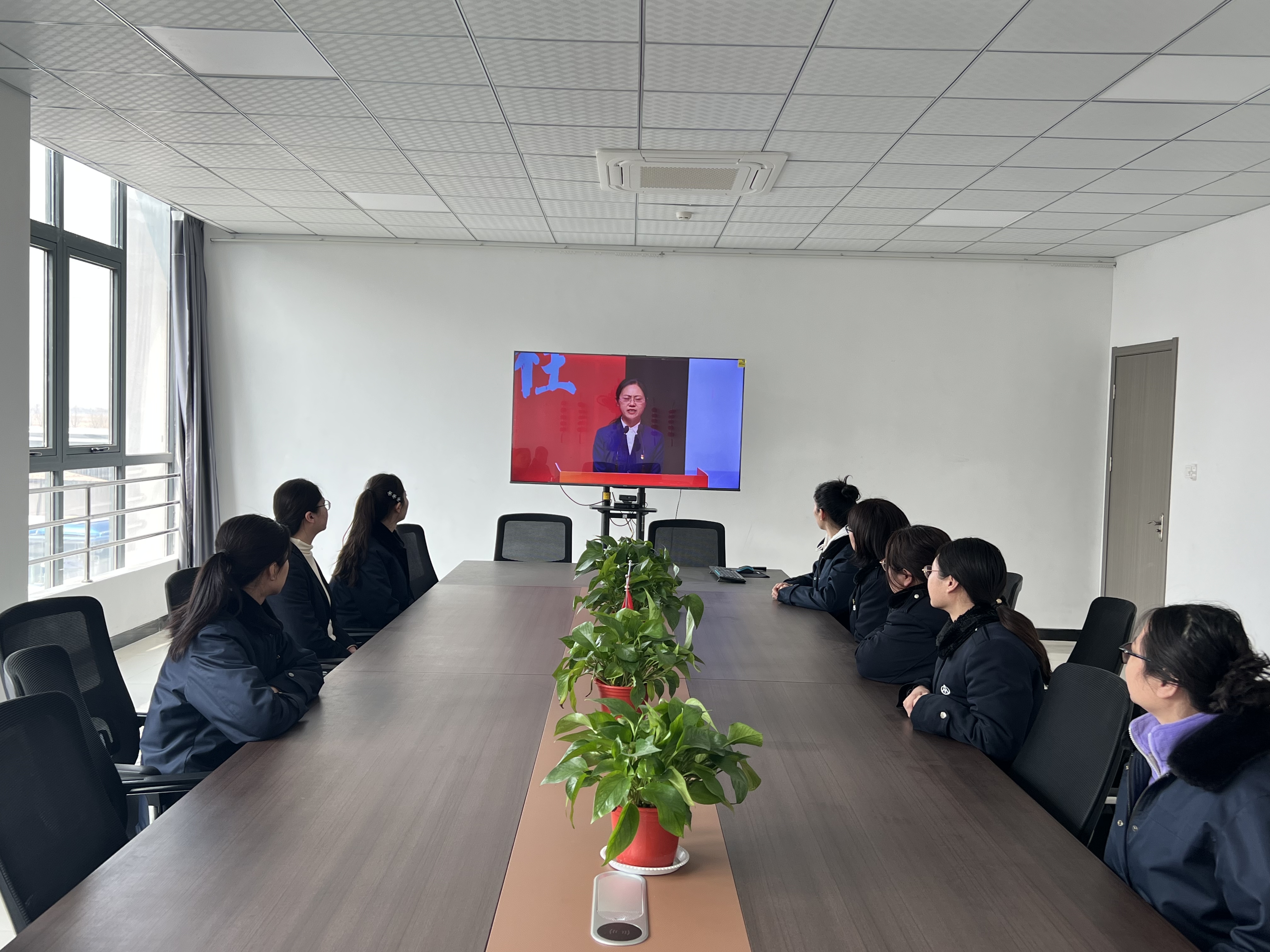 經(jīng)營(yíng)發(fā)展事業(yè)部組織女職工觀看巾幗勞模工匠宣講專題片