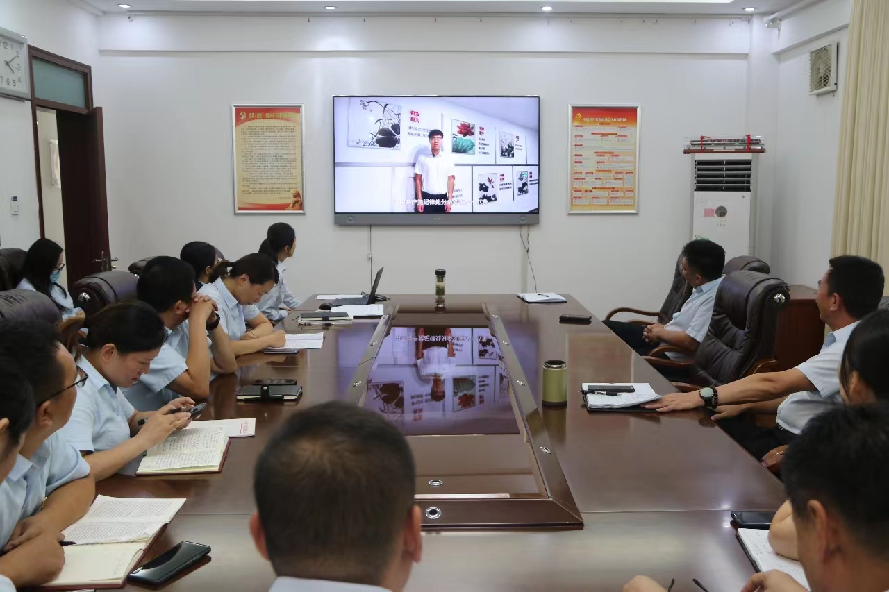 公交集團組織黨員干部職工觀看《清風(fēng)常在》紀法小課短視頻