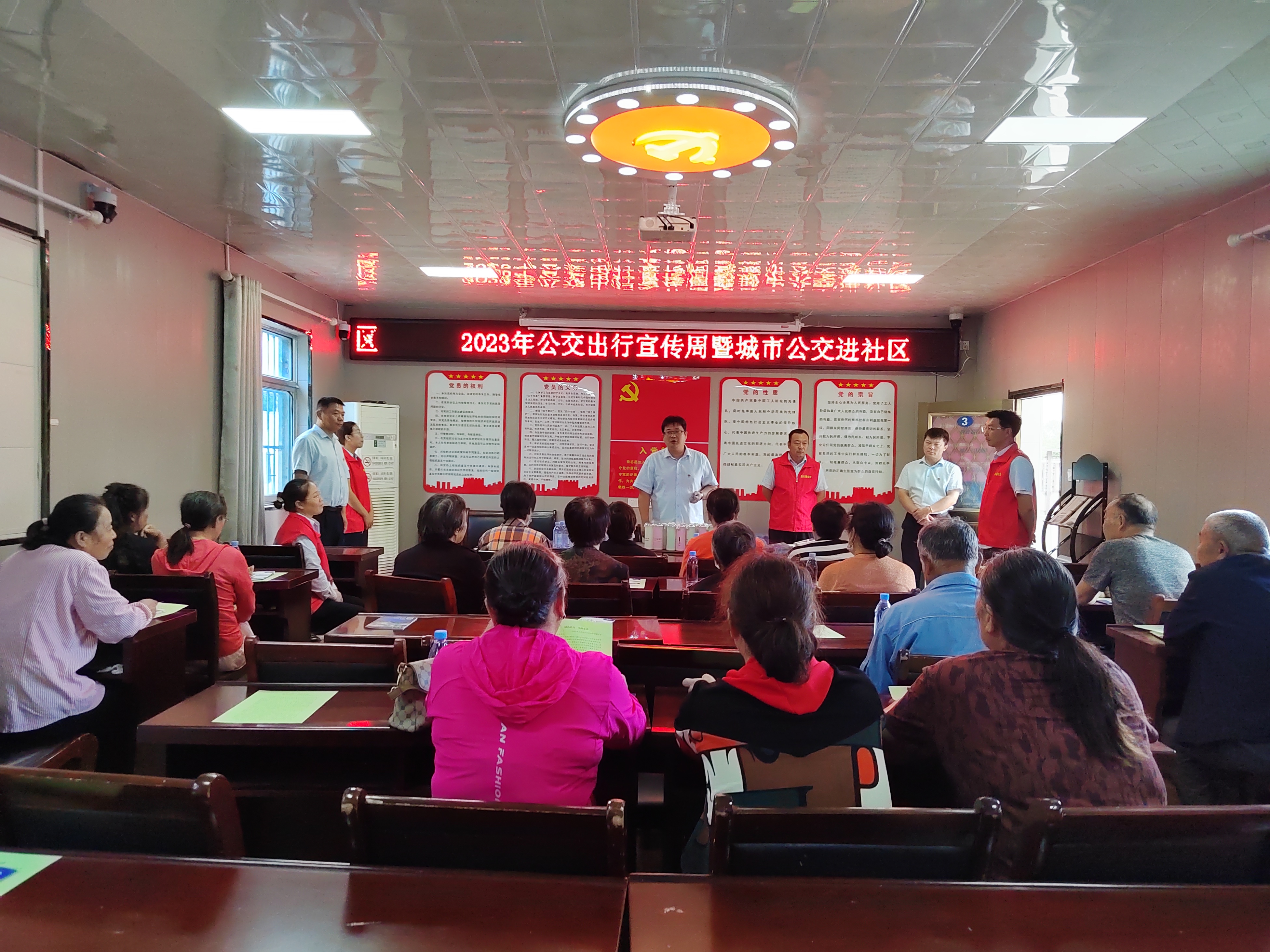 “聽取民意 提高服務(wù)”公交集團公交事業(yè)二部走進板橋社區(qū)