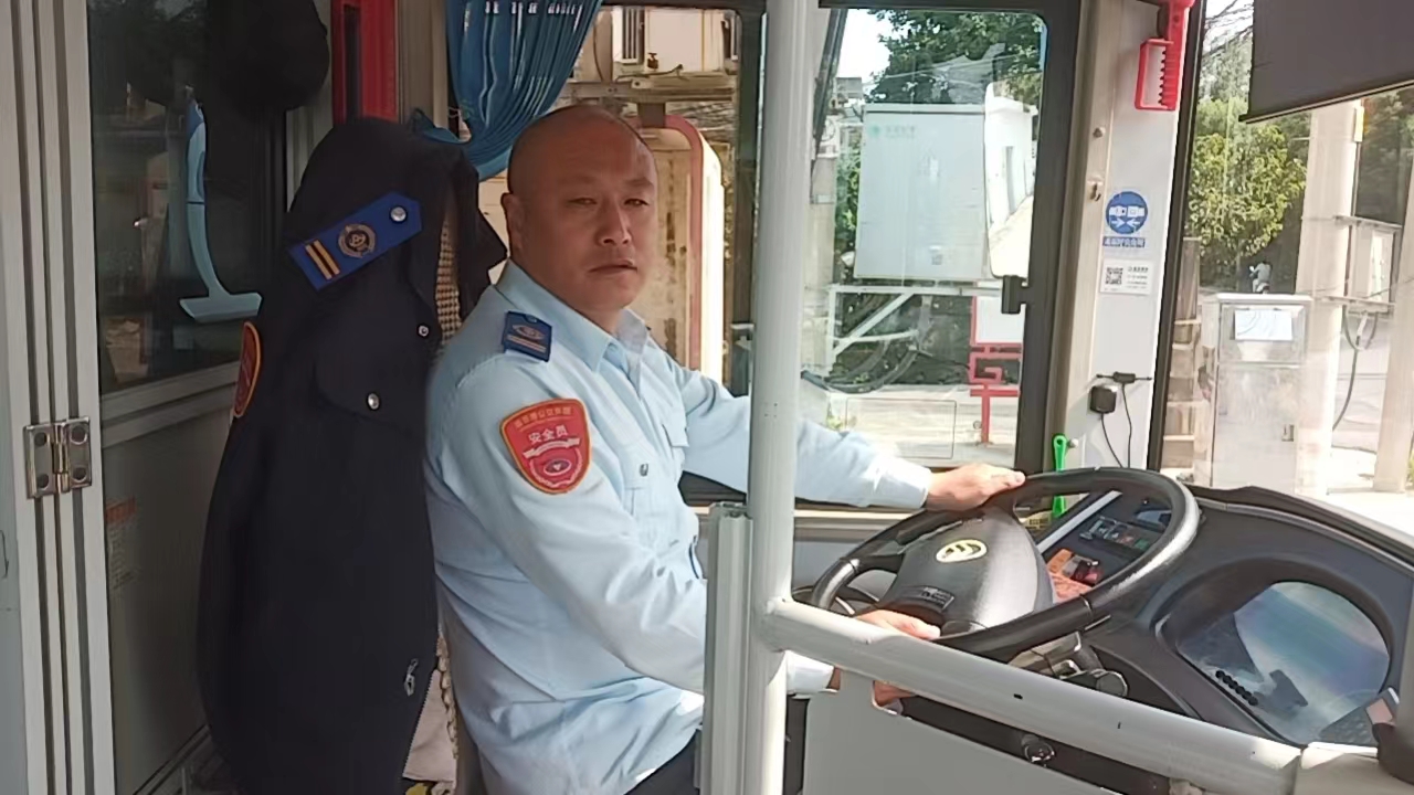 公交游5路駕駛員路煒及時(shí)歸還乘客丟失的手機(jī)