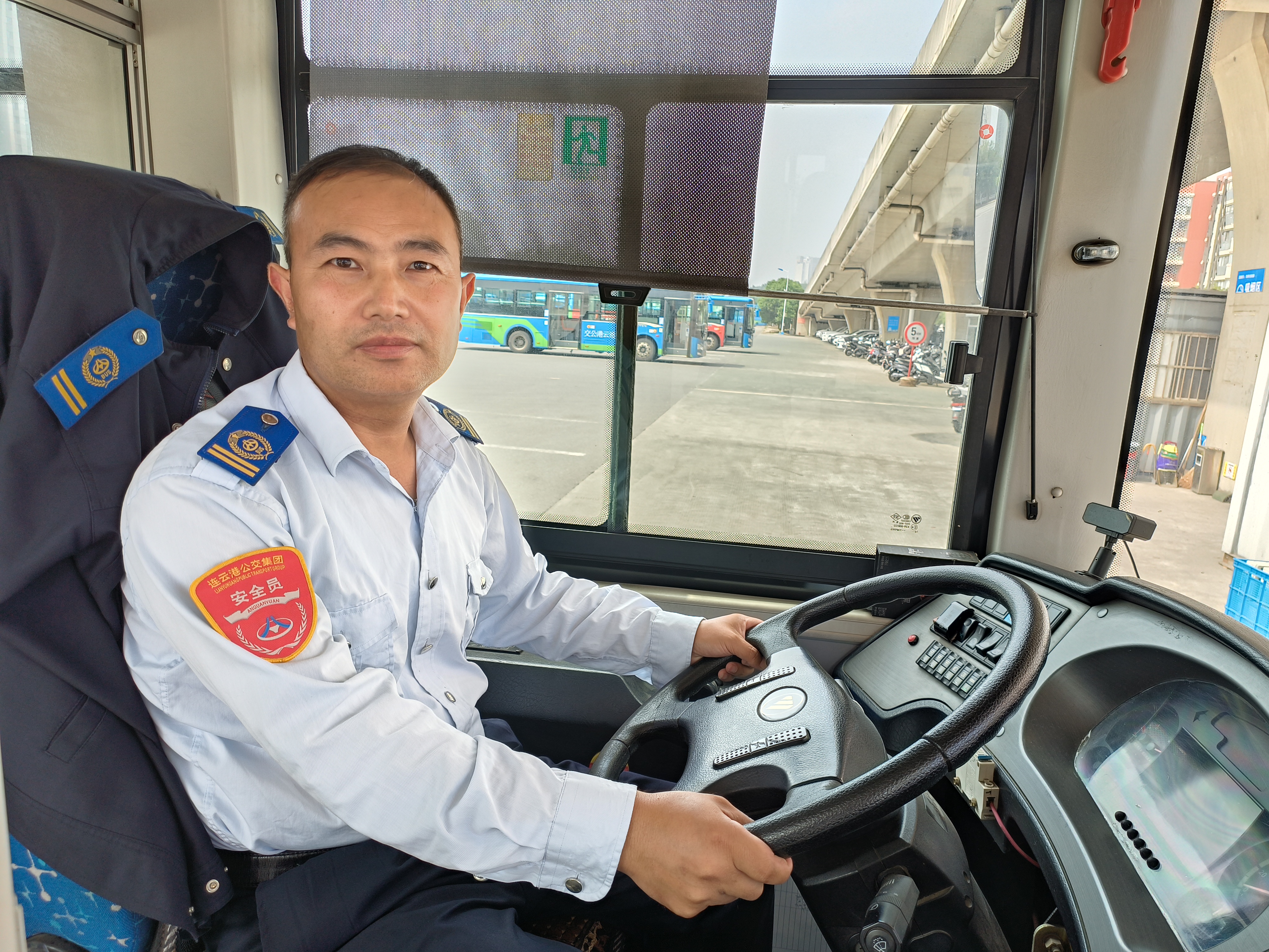 公交事業(yè)二部113路駕駛員蔣洪來及時(shí)歸還乘客丟失的手包