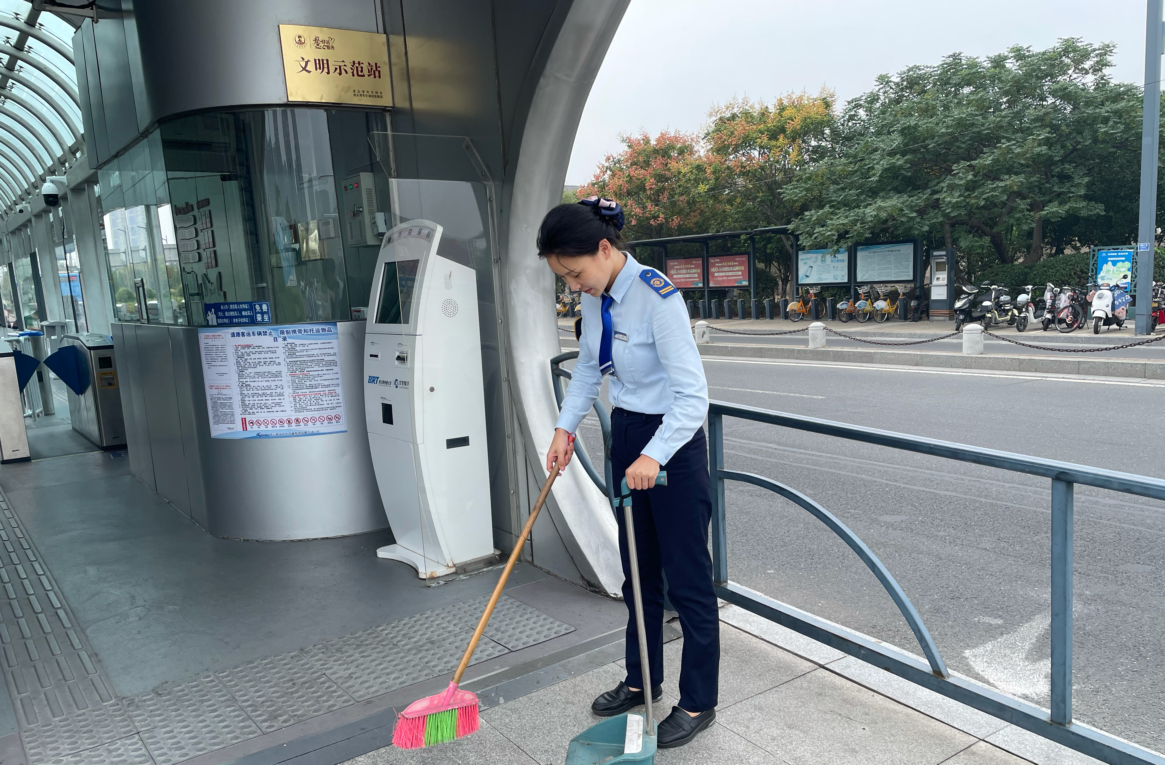 快速公交事業(yè)部站務(wù)員楊冉 歸還乘客丟失的手機(jī)獲感謝