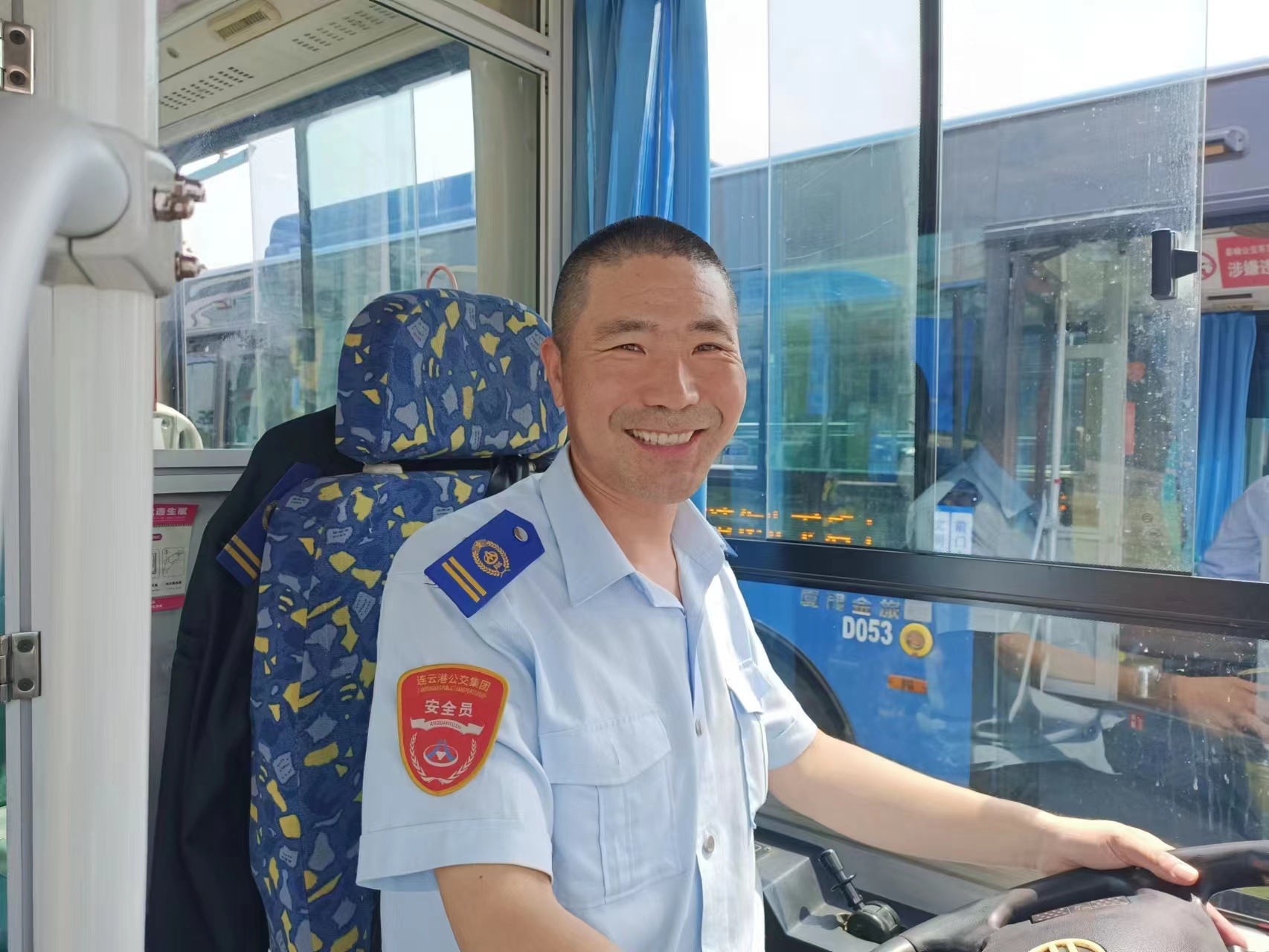 快速公交事業(yè)部B1K線駕駛員尹繼龍撿到手機(jī)歸還失主獲感謝