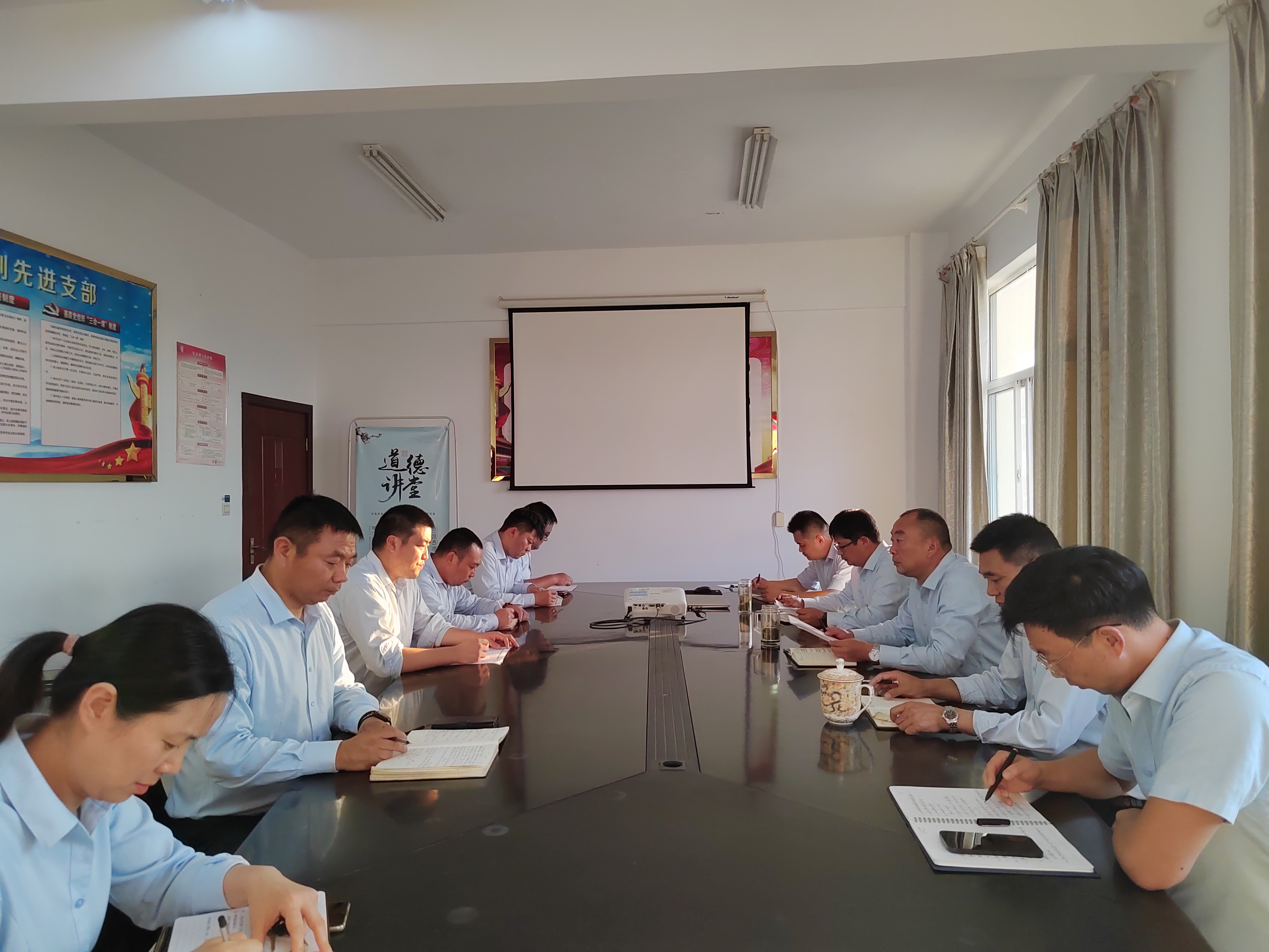 公交集團(tuán)公交事業(yè)二部開(kāi)展黨員干部談心談話活動(dòng)