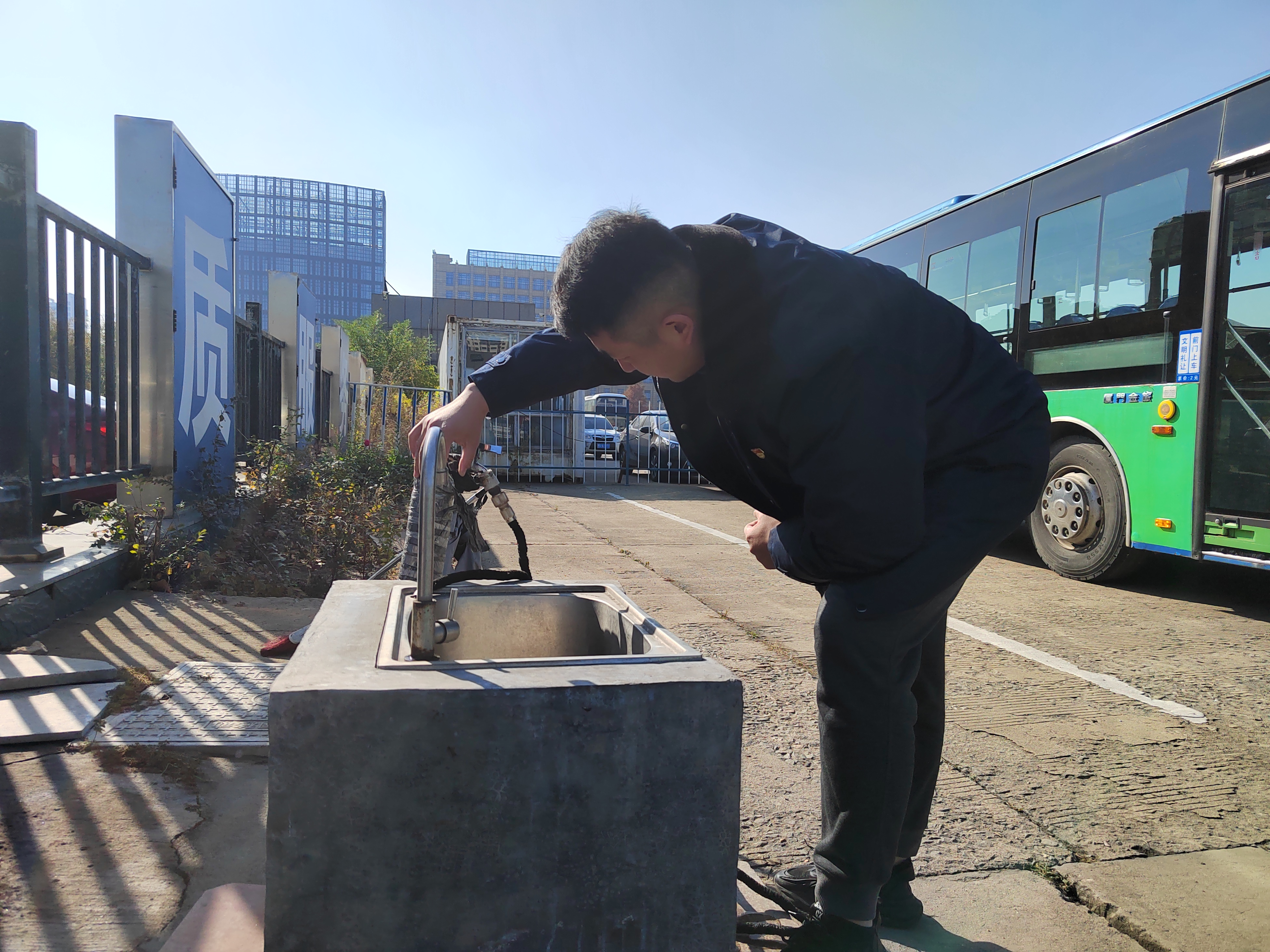 公交集團(tuán)公交事業(yè)二部開展冬季防寒防凍水電設(shè)施專項(xiàng)檢查