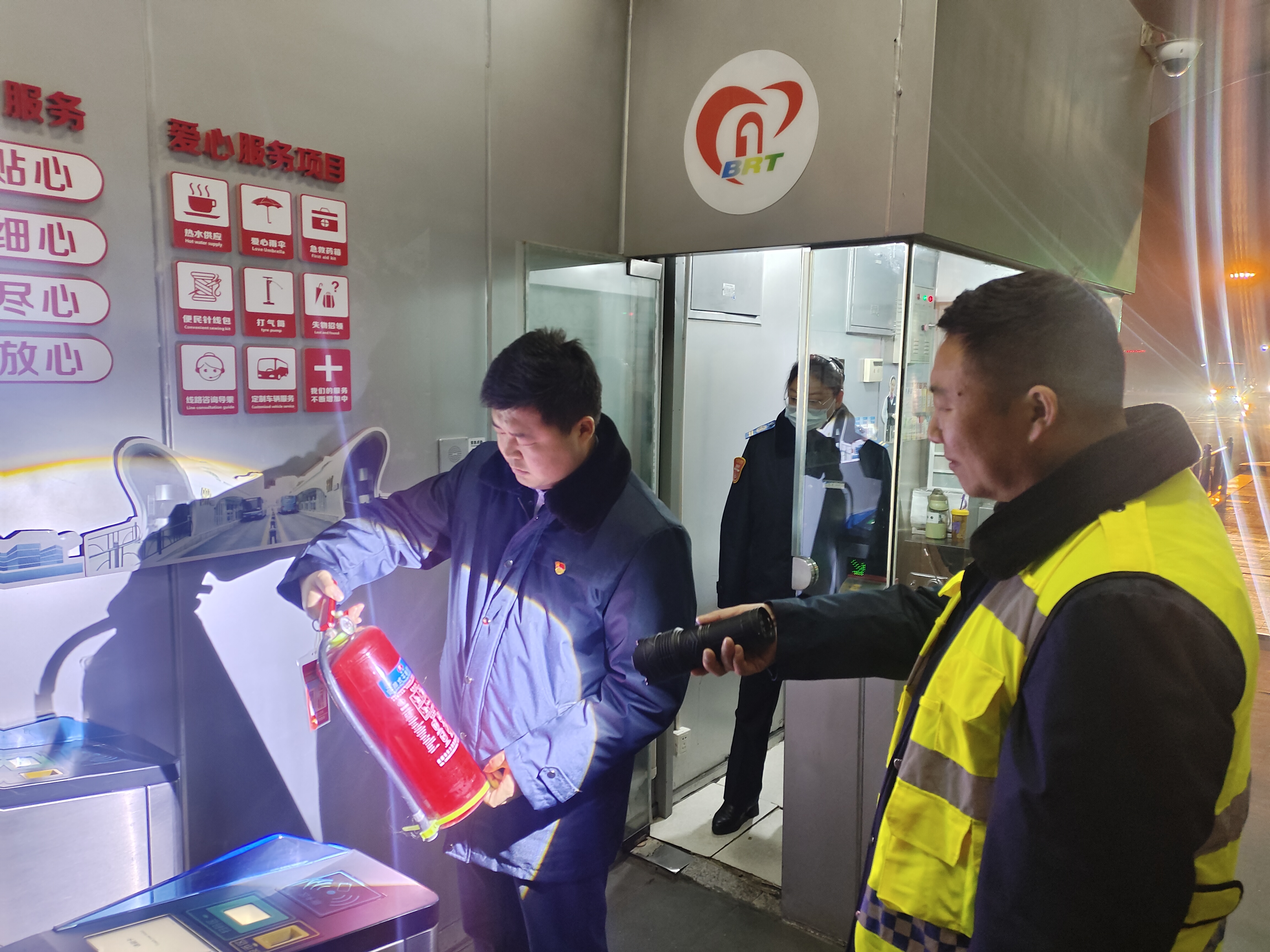 公交集團快速公交事業(yè)部組織開展安全生產(chǎn)夜查工作