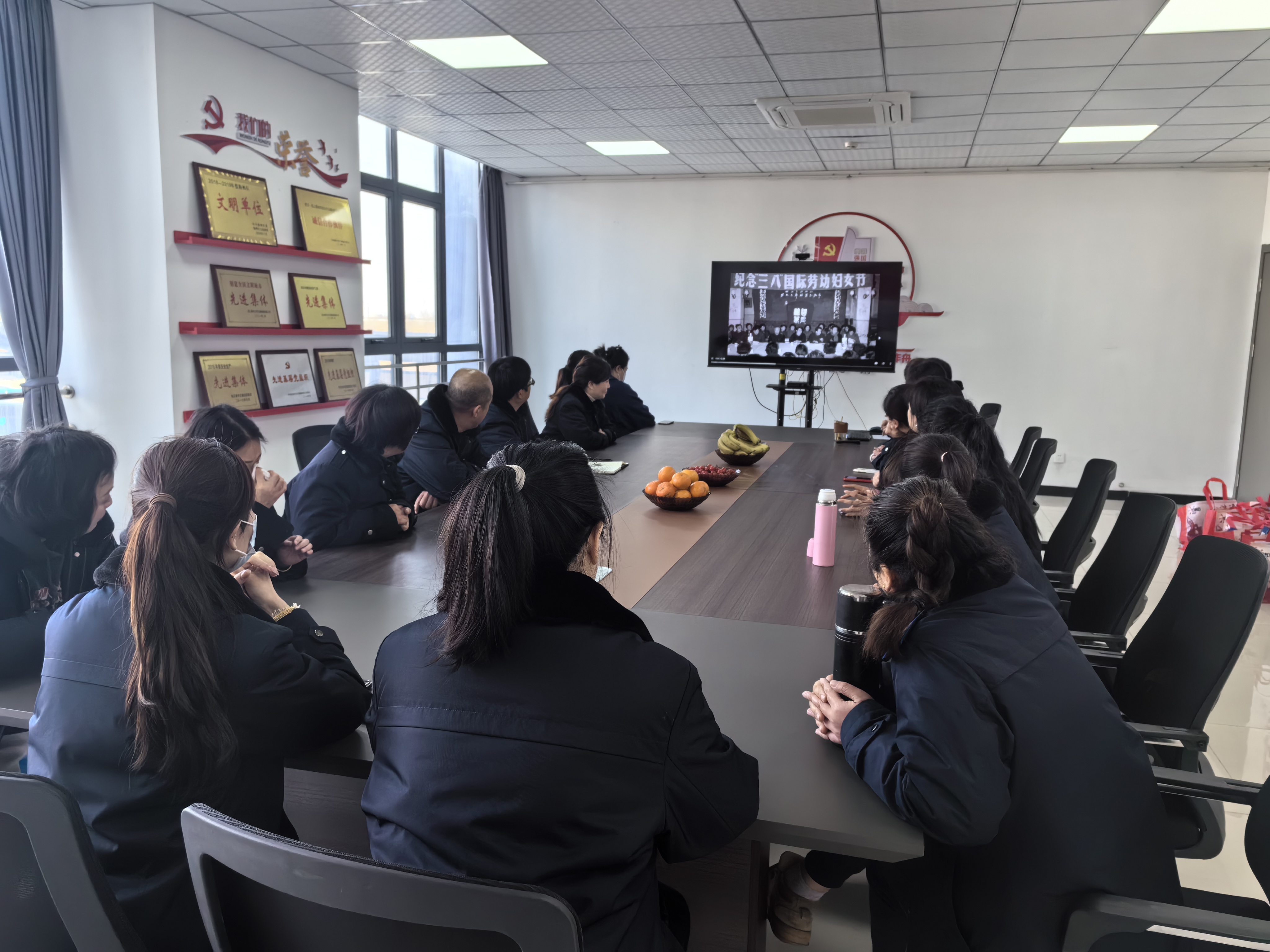 公交集團(tuán)經(jīng)營(yíng)發(fā)展事業(yè)部開展“巾幗話廉揚(yáng)清風(fēng)”座談會(huì)