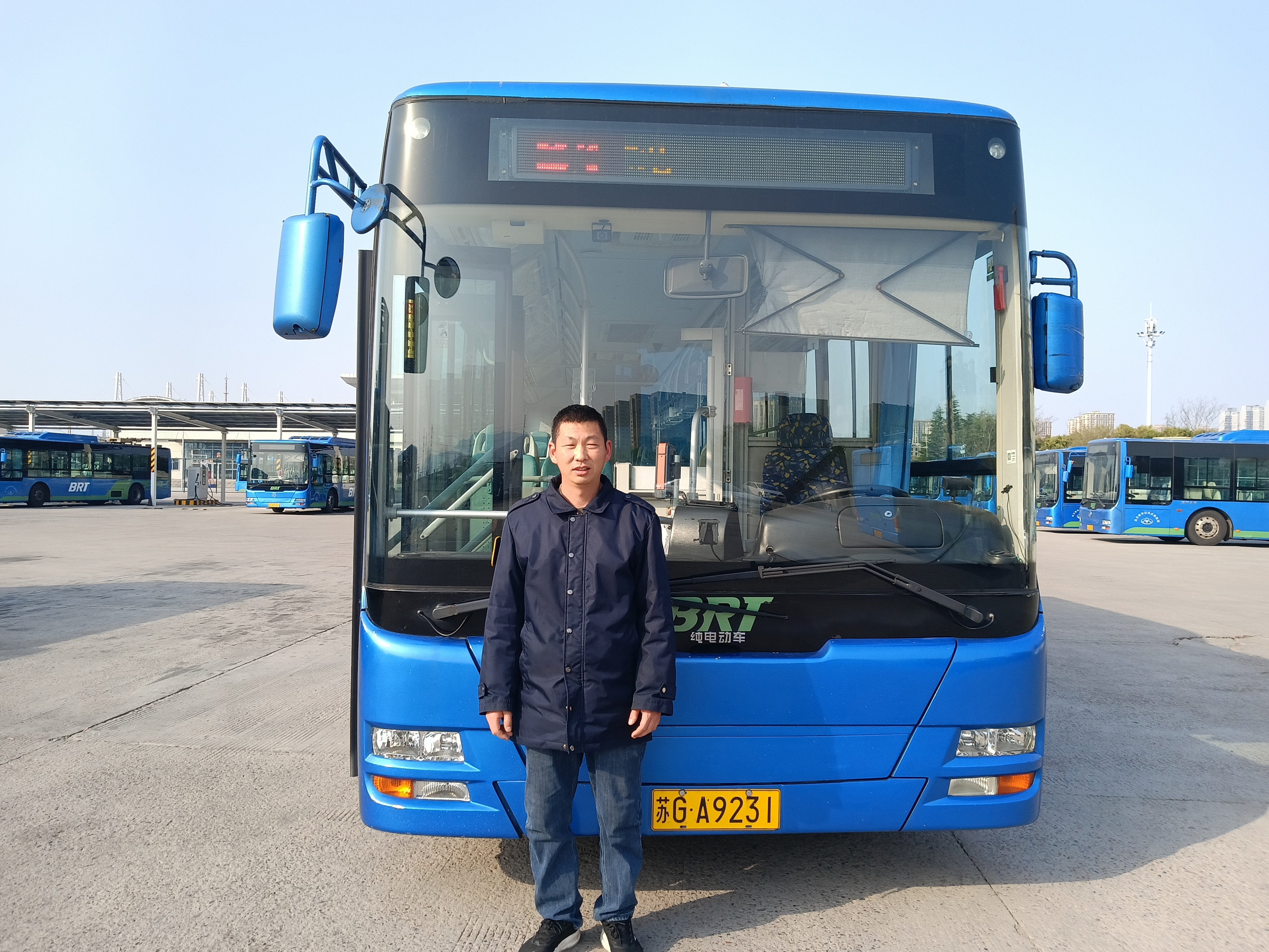 責(zé)任在肩，公交司機(jī)師傅助乘客尋回遺失財物