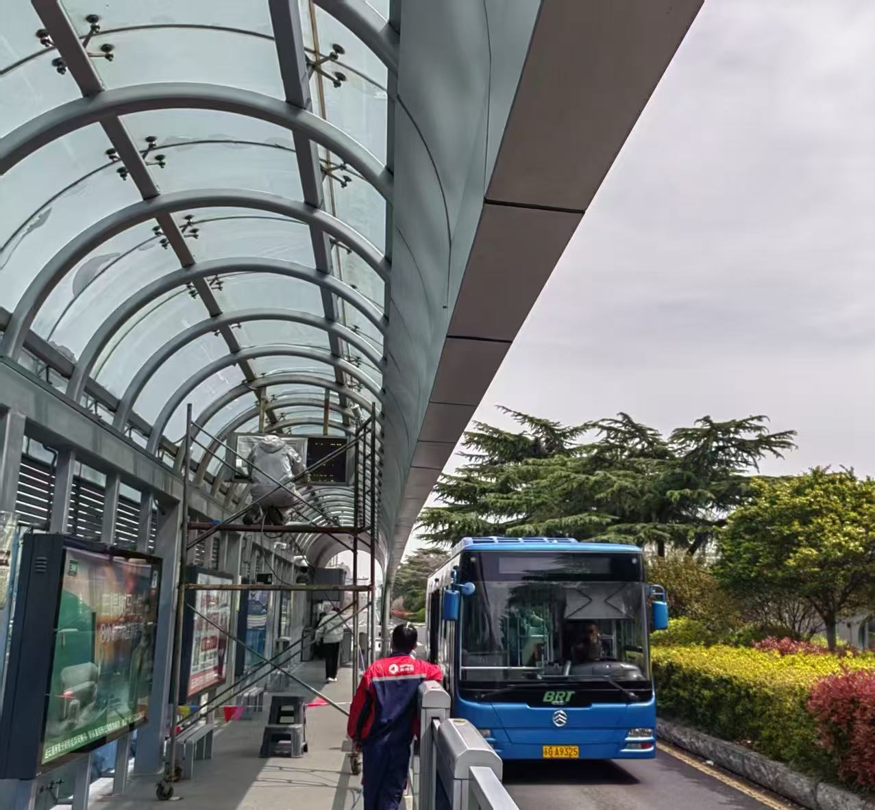 站臺(tái)噴漆煥新顏 城市窗口“靚”起來(lái)