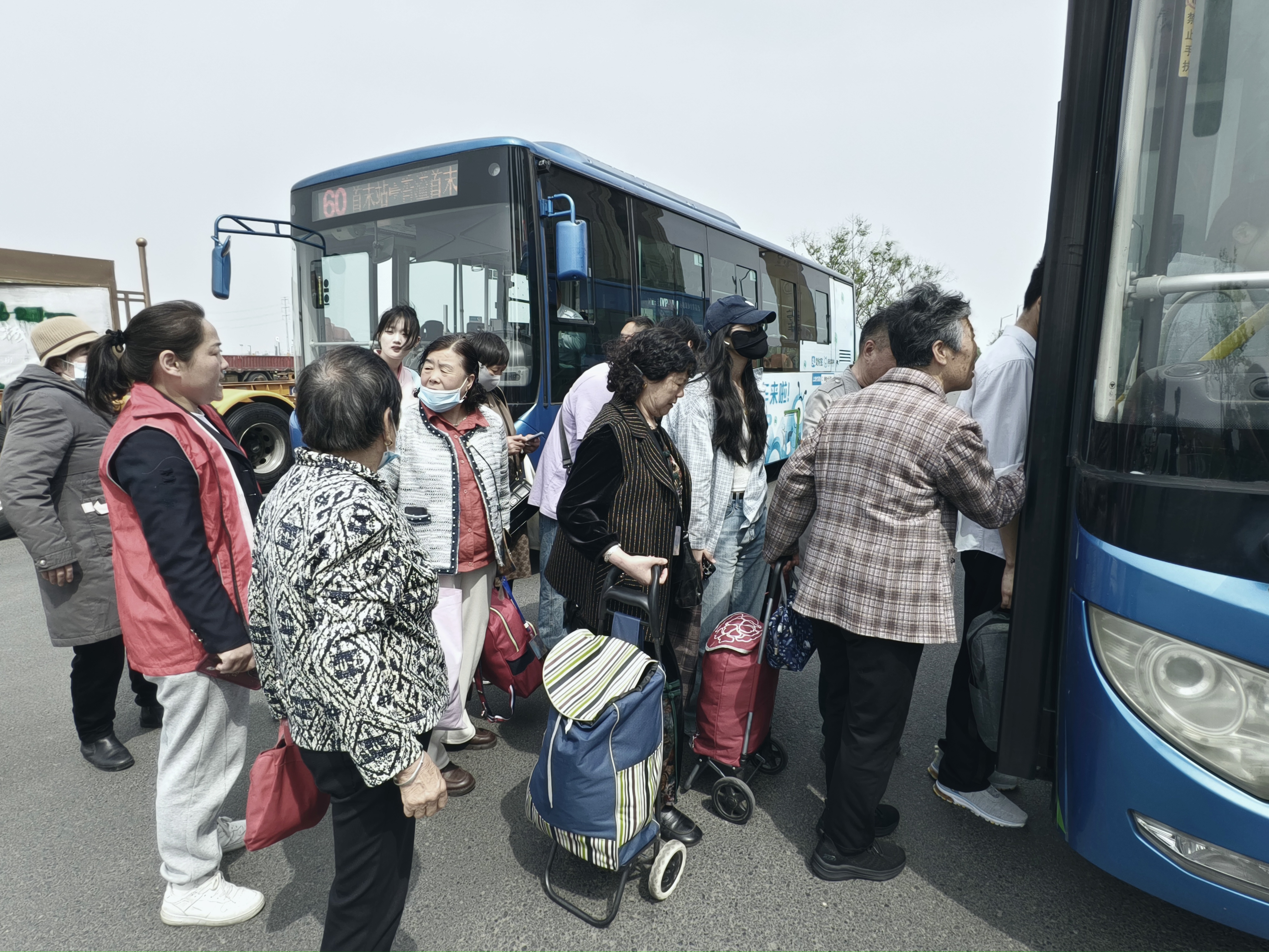 科學(xué)運(yùn)力+暖心服務(wù) 東部公交守護(hù)學(xué)子平安求學(xué)路