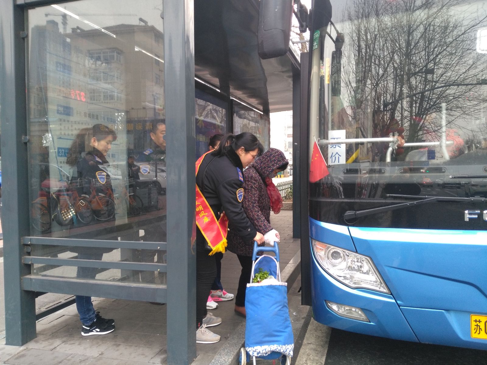 公交集團(tuán)東部公司開展進(jìn)站臺學(xué)雷鋒志愿服務(wù)活動