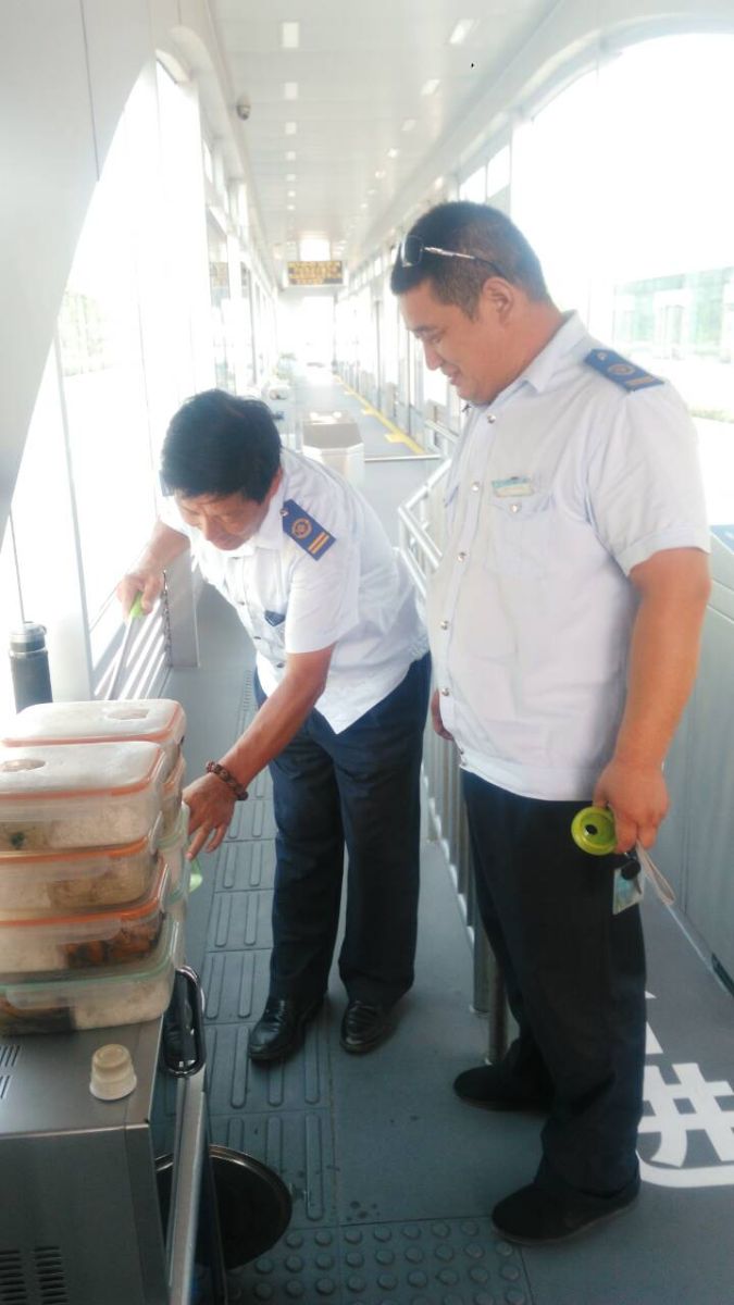 公交快速公司開展 “送一碗綠豆湯，清涼一個(gè)盛夏”活動(dòng)