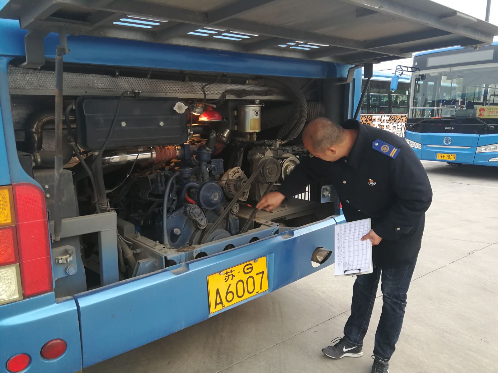 公交集團(tuán)公交事業(yè)一部開展“五一”小長假車輛機(jī)務(wù)專項檢查