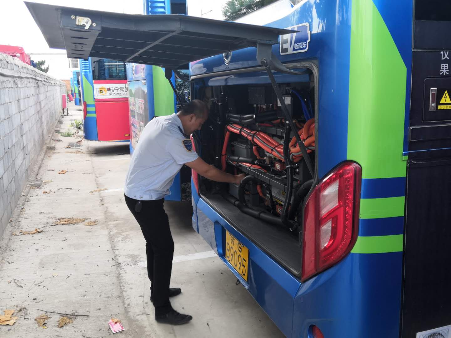 公交集團(tuán)公交事業(yè)一部開展國慶節(jié)前場站及所屬車輛安全專項(xiàng)檢查