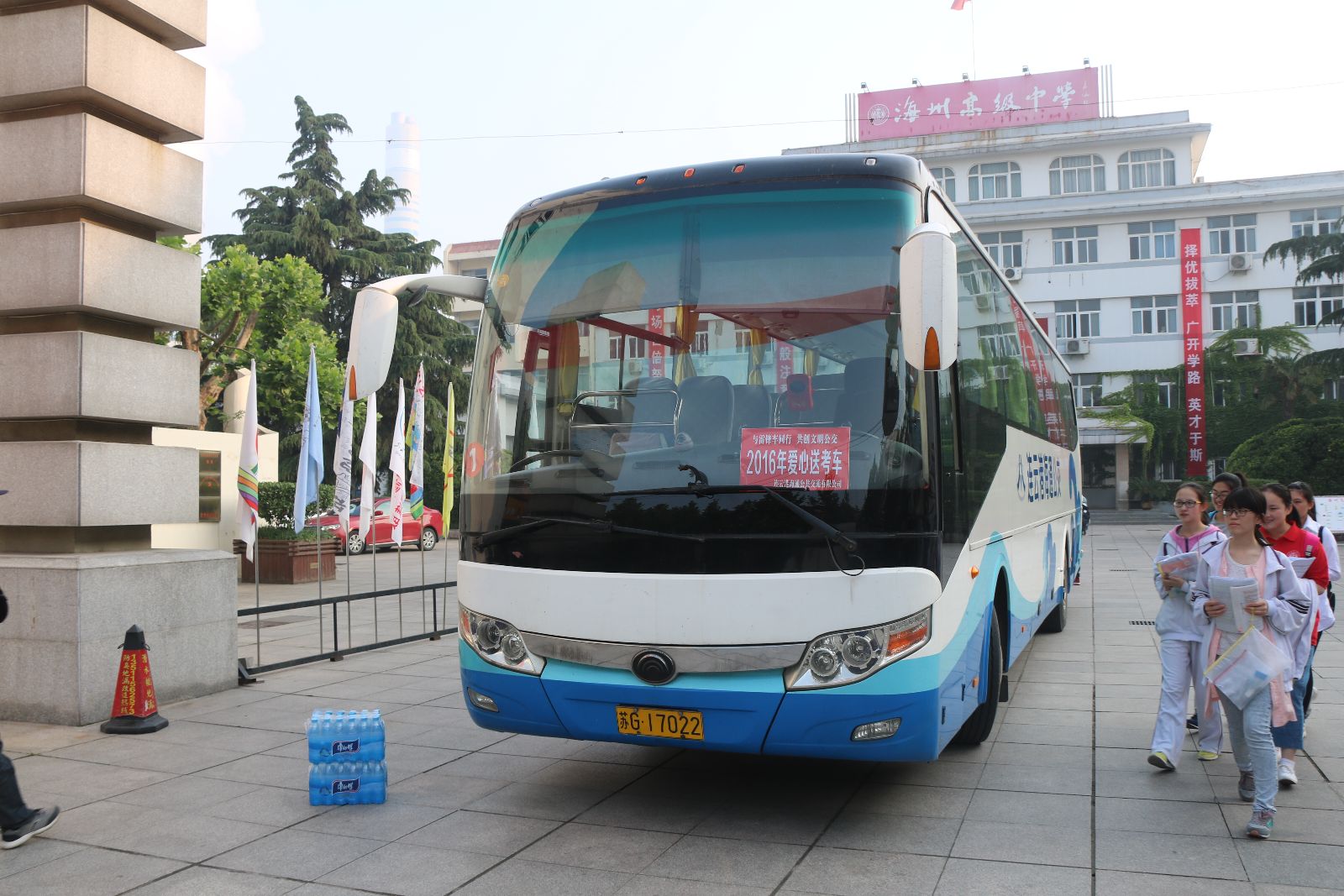 海通公交公司“點到點”接送考生 為考生保駕護(hù)航