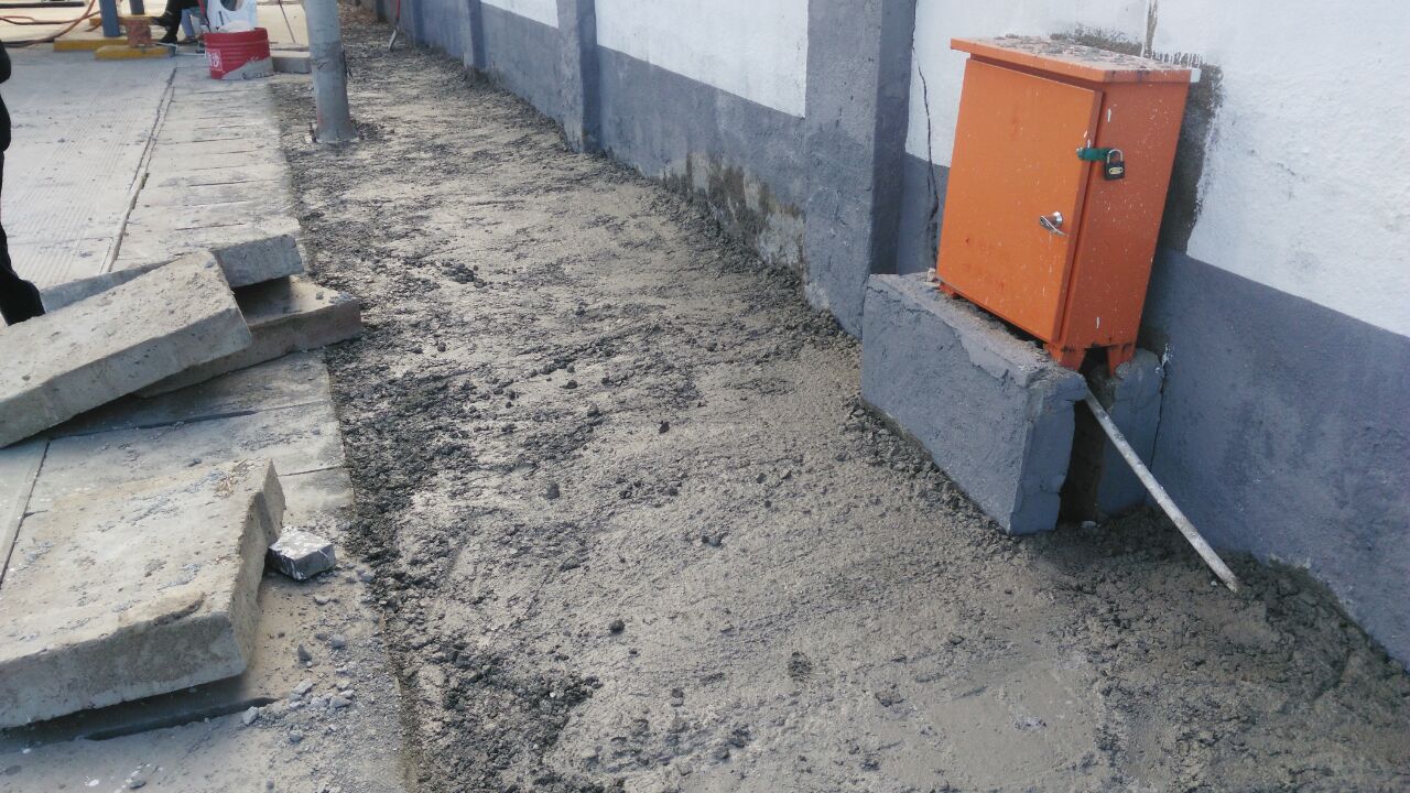 公共快速公司東區(qū)車(chē)隊(duì)鋪水泥地坪做好創(chuàng)衛(wèi)工作