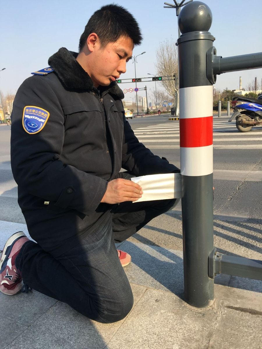 公交快速公司總務(wù)科統(tǒng)一粘貼反光貼 保障BRT站臺運(yùn)營安全