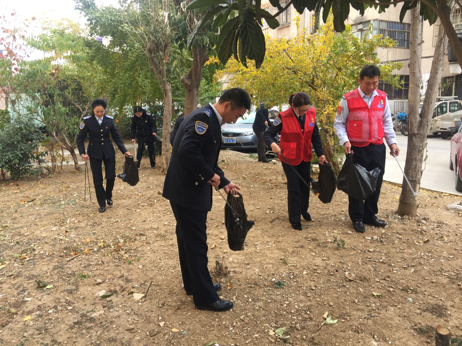 公交集團(tuán)公交事業(yè)一部開展“黨員活動進(jìn)社區(qū)  志愿服務(wù)我先行”活動