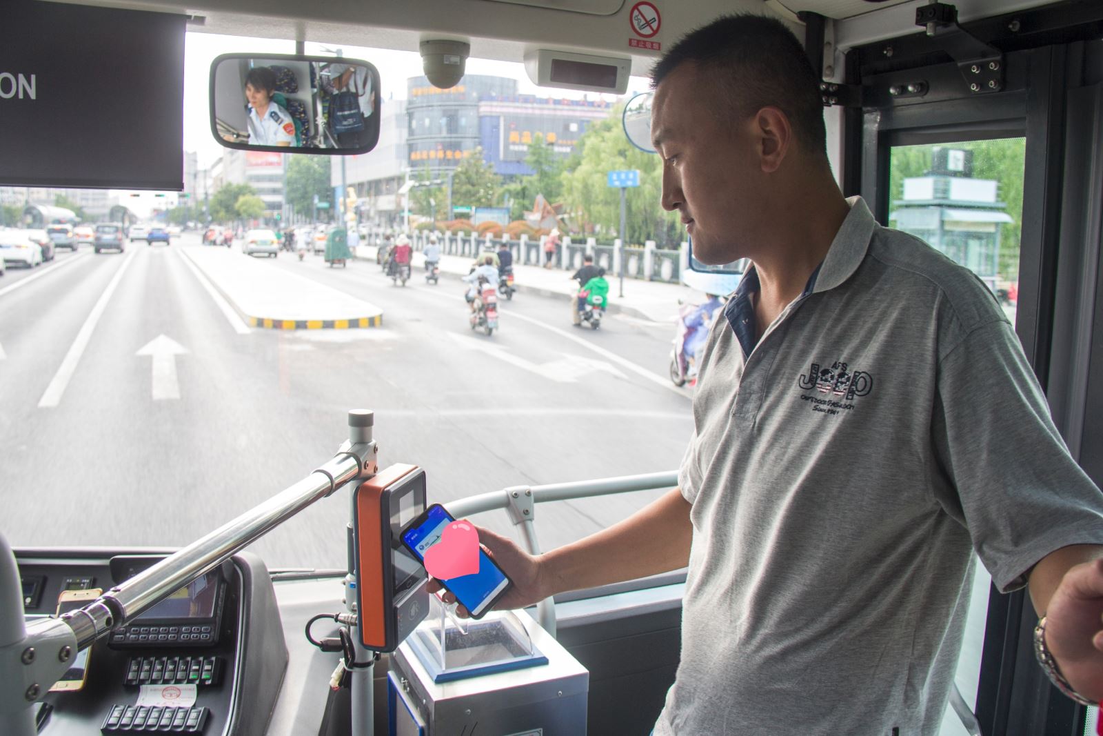 福利！在港城坐公交可以刷支付寶啦！