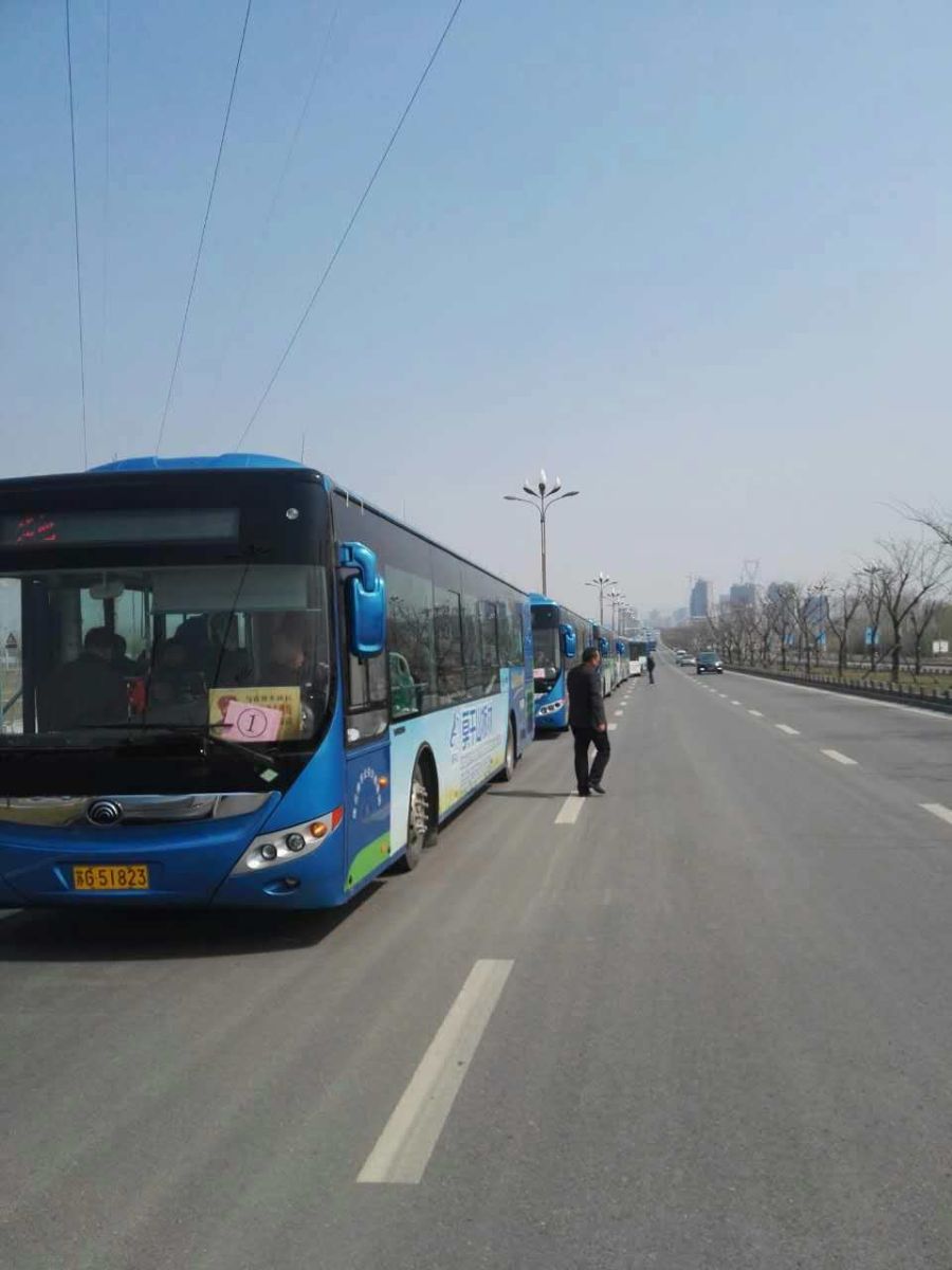 公交海州公司做好蒼梧小學(xué)定制公交安全保障工作